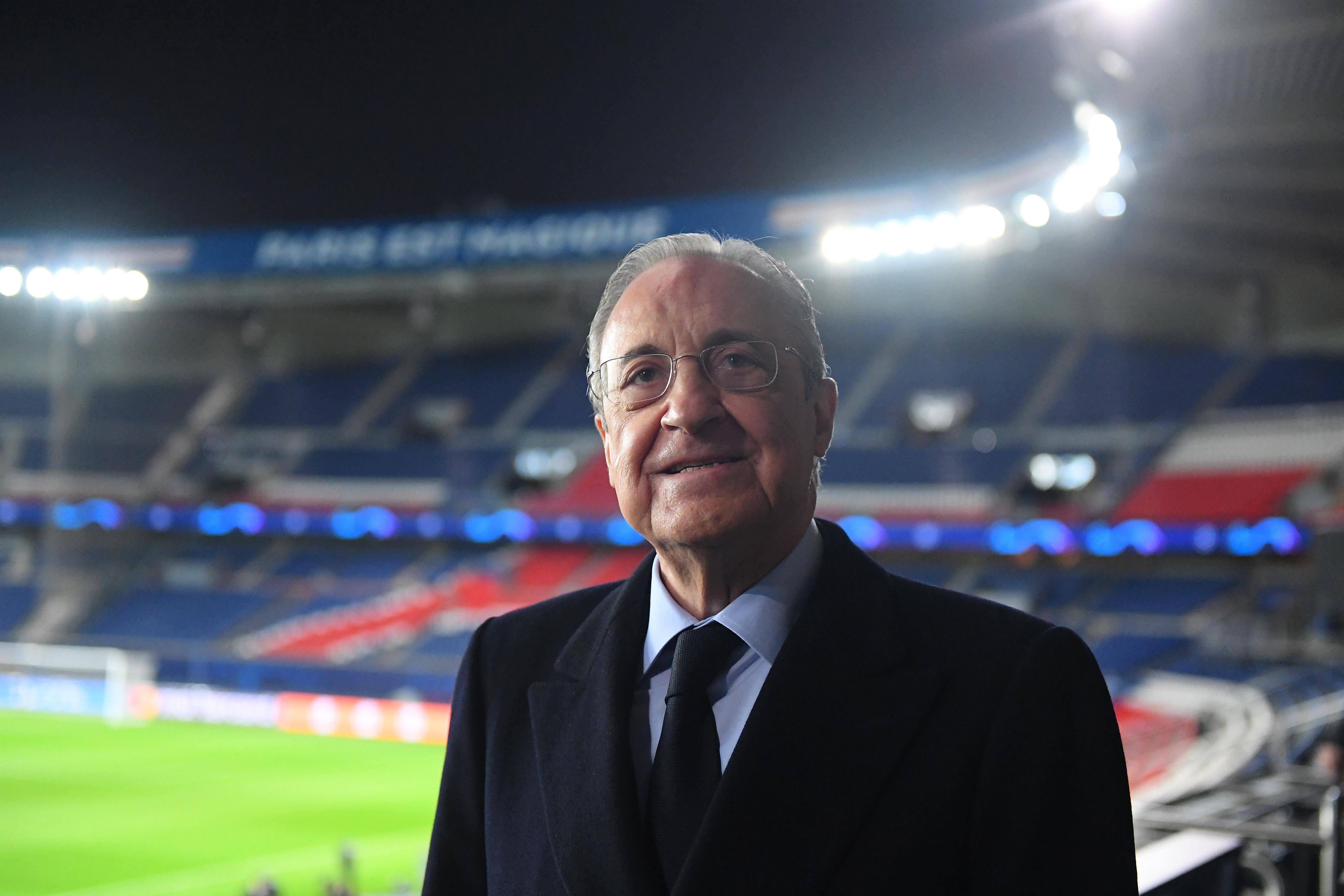 Florentino Pérez posa en el Parque de los Príncipes (Foto: Cordon Press).