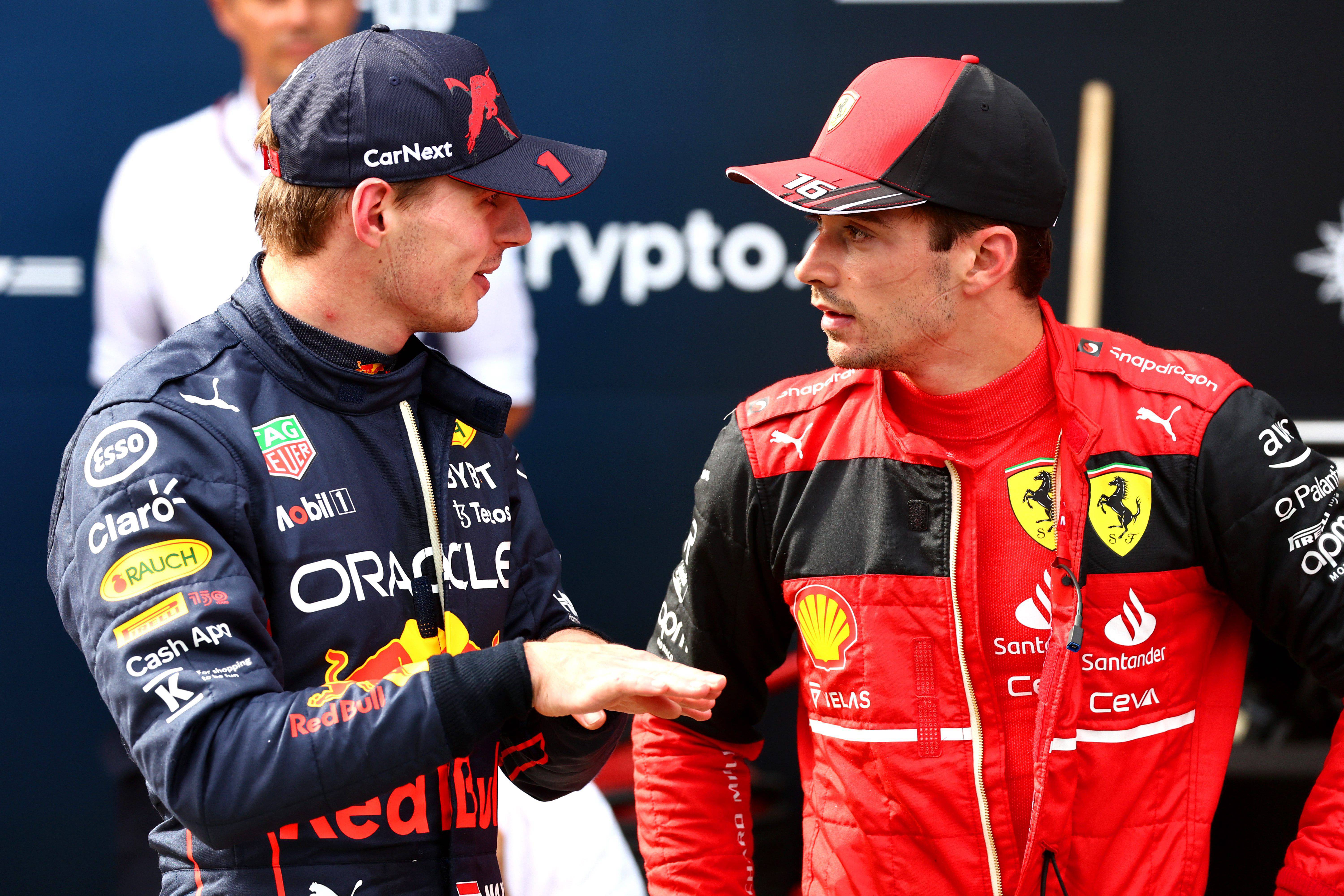 Max Verstappen y Charles Leclerc charlan durante el Gran Premio de Austria (Foto: Cordon Press).