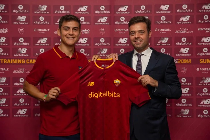 Dybala posa con la camiseta de la Roma. 