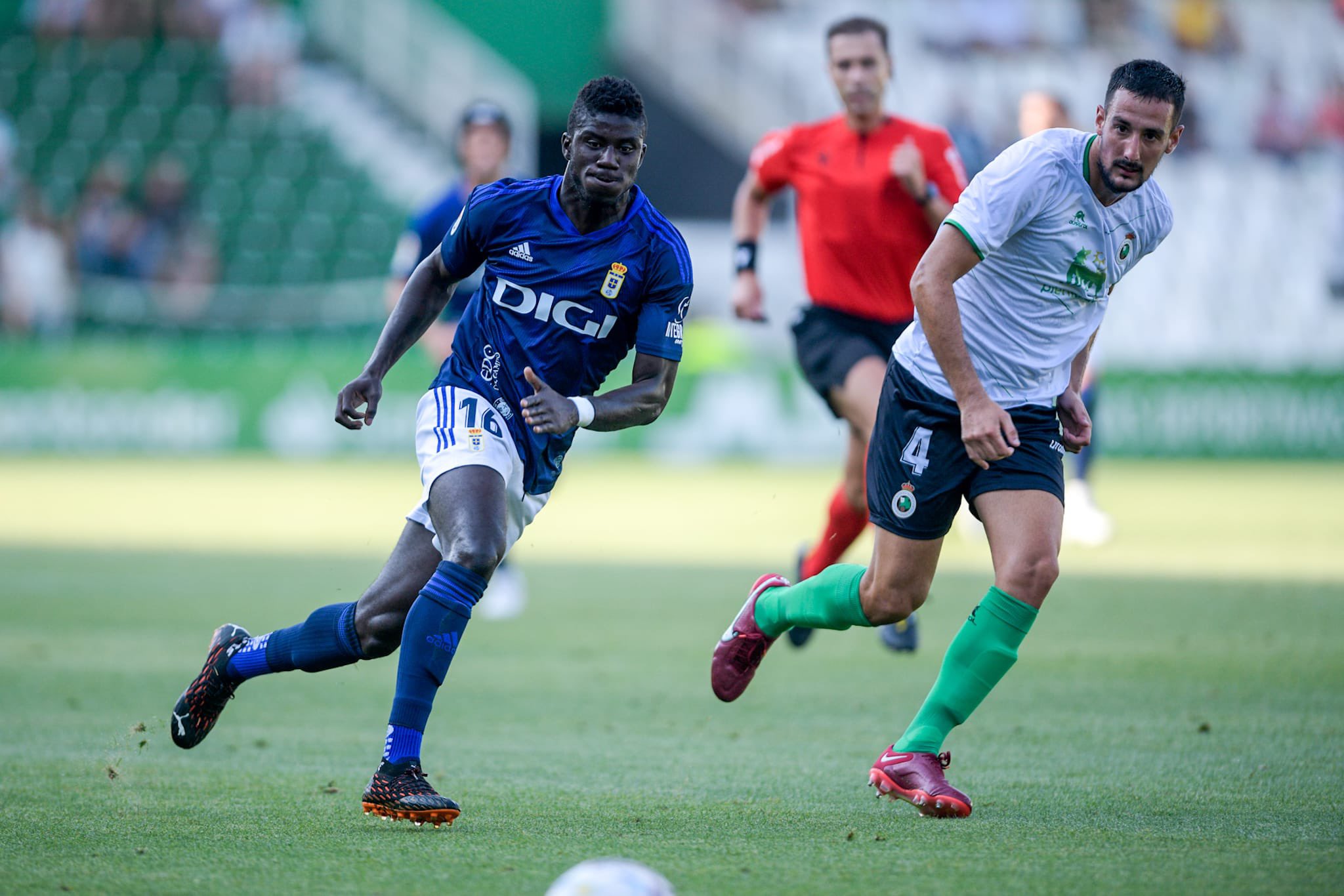 Obeng disputa un balón ante el Racing de Santander. (Foto: Real Oviedo)