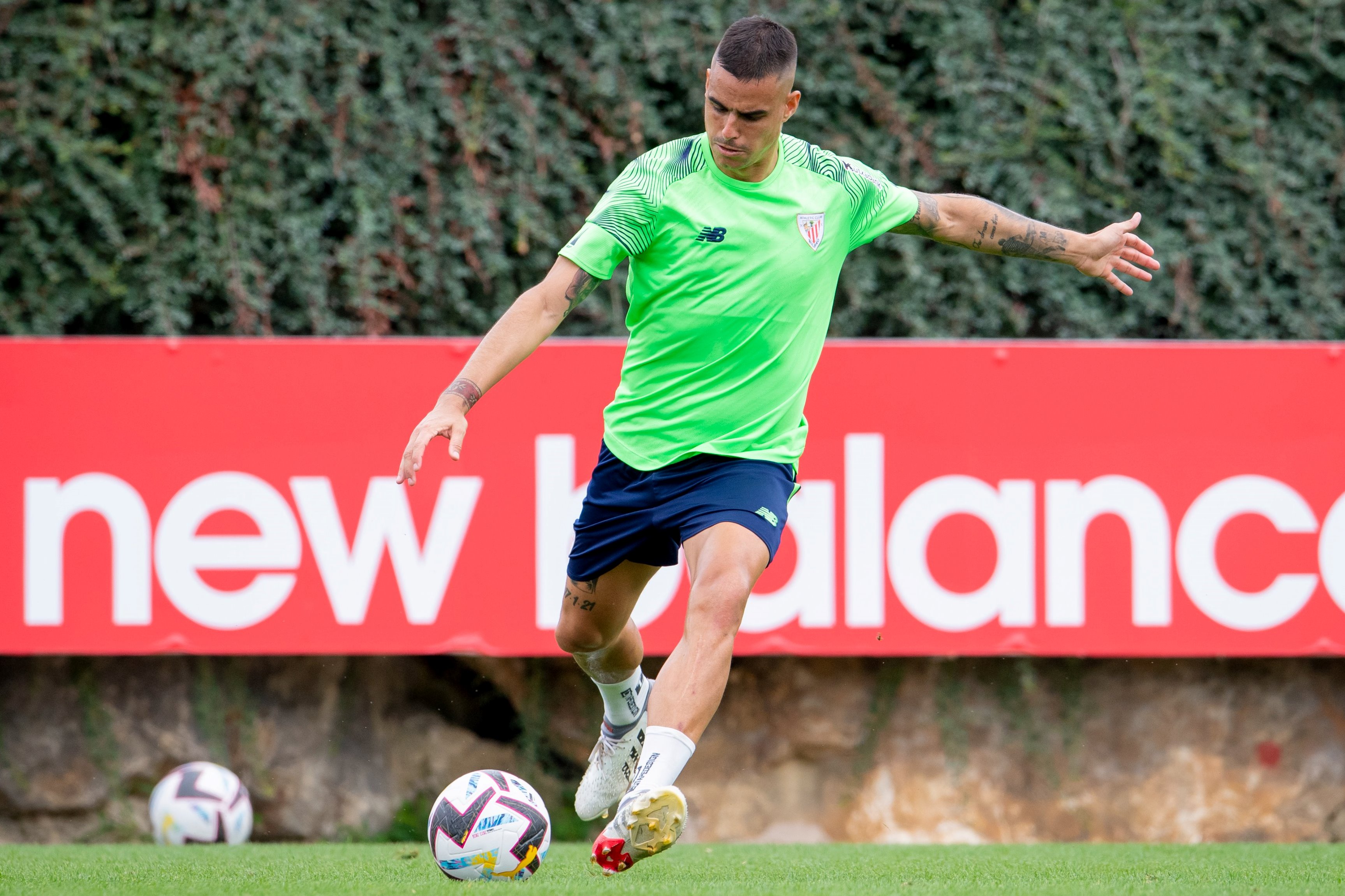 El centrocampista Dani García dispara en Lezama (Foto: Athletic Club).