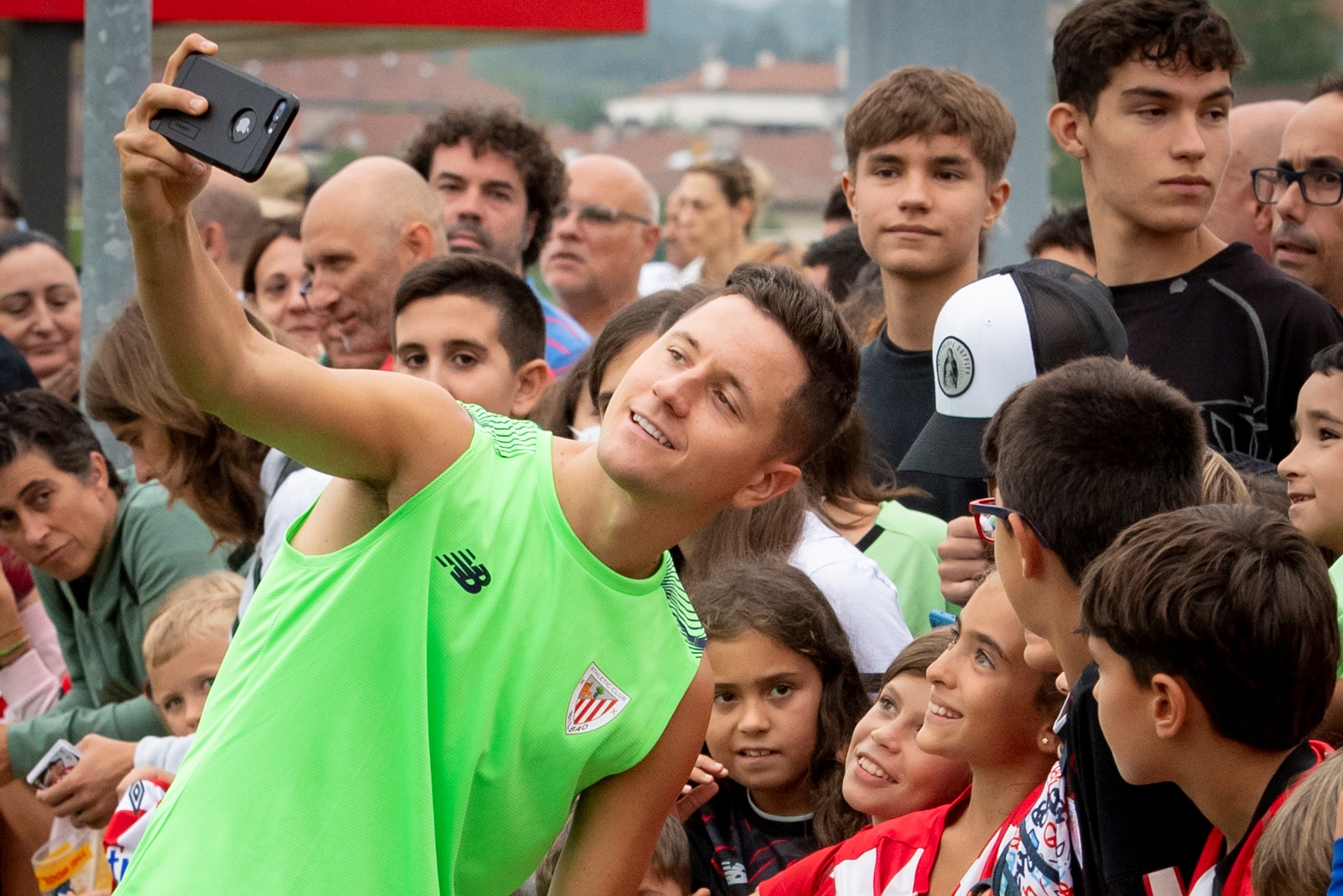 Selfie de Ander Herrera con aficionados en Lezama (Foto: Athletic Club).