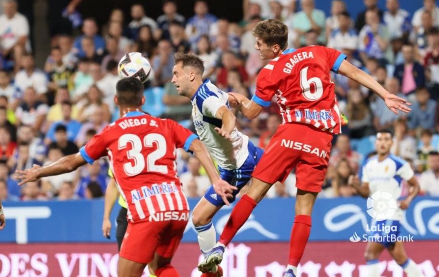 Gragera y Diego Sánchez enciman a un rival en el Zaragoza-Sporting (Foto: LaLiga)