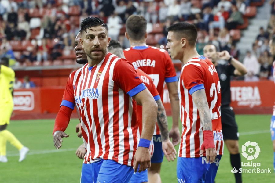 Celebración del gol de Gio Zarfino durante el Sporting-Villarreal B (Foto: LaLiga).