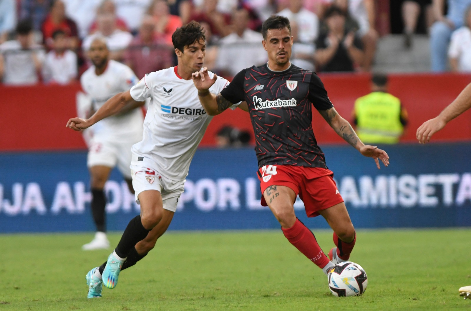 Dani García protege el balón ante Óliver durante el Sevilla-Athletic (Foto: Kiko Hurtado).