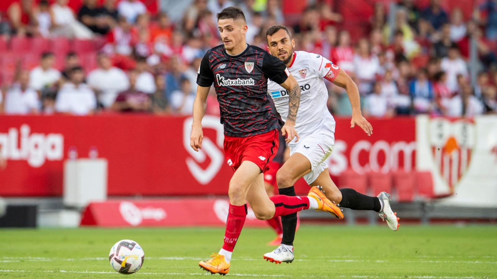 Oihan Sancet corre en el Sánchez-Pizjuán (Foto: Athletic Club).