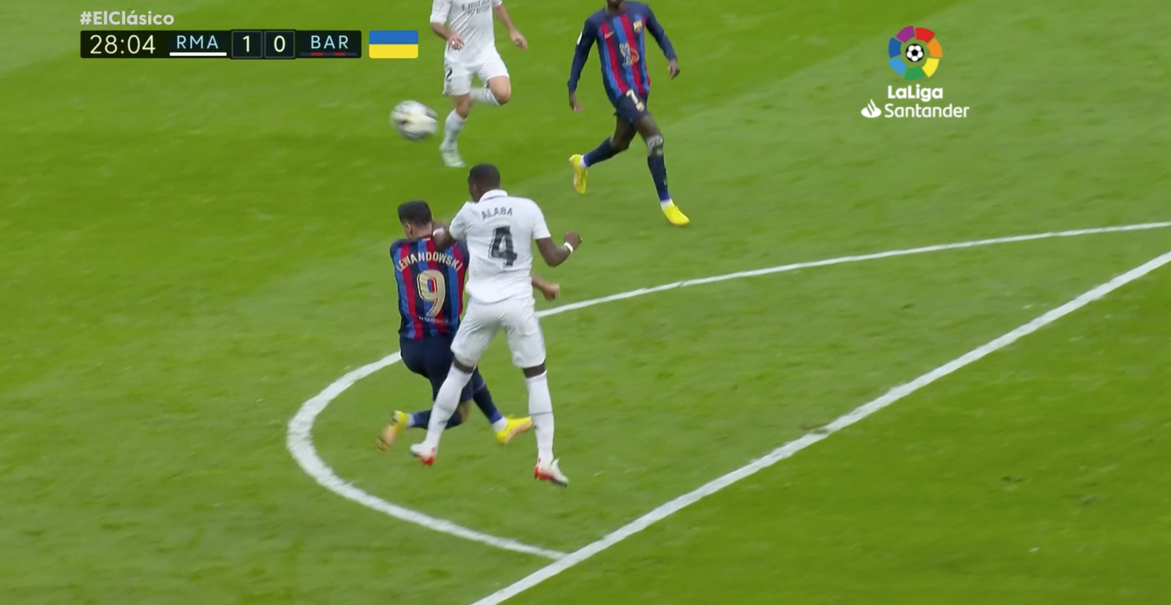 El codazo de Alaba a Lewandowski en El Clásico Real Madrid vs Barcelona (Foto: DAZN).