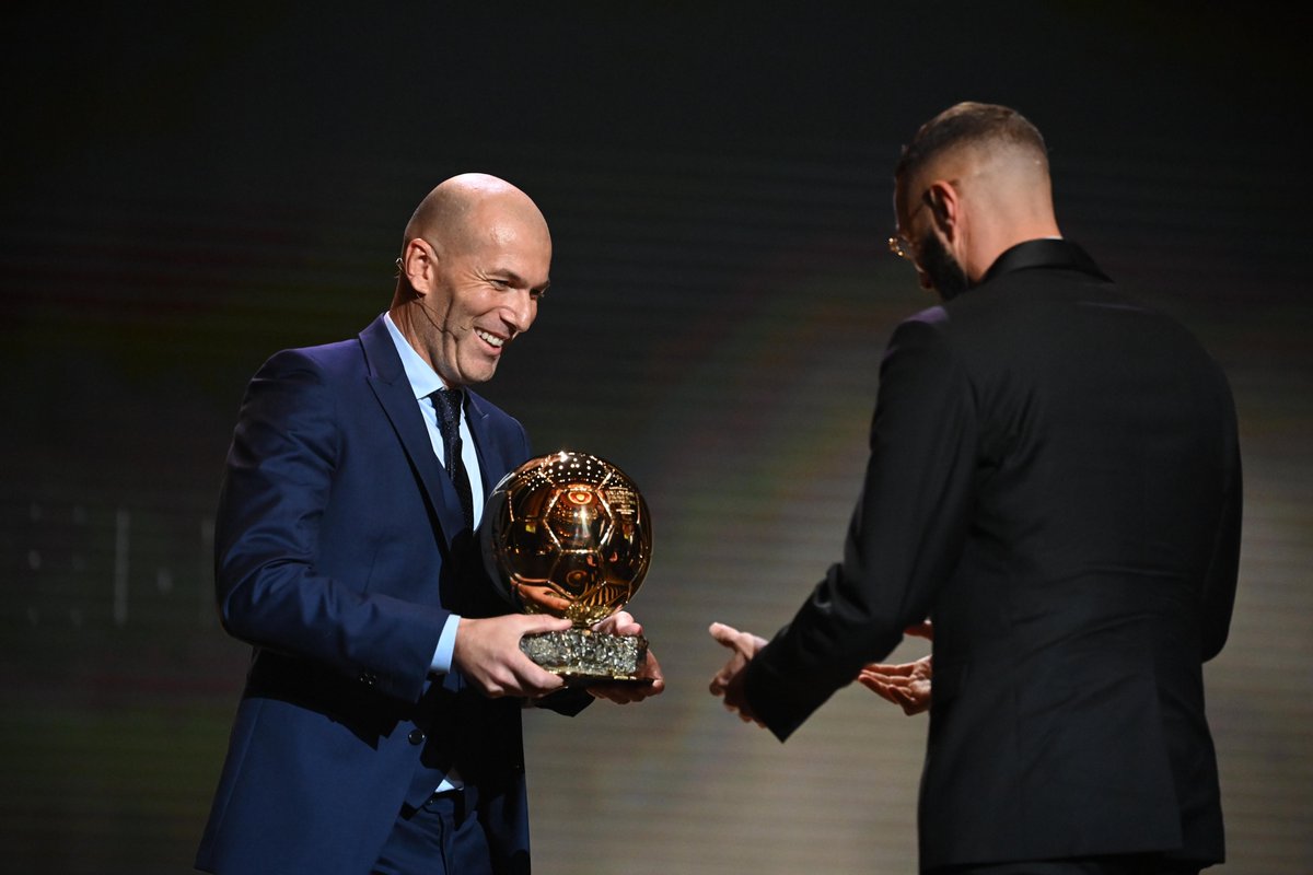 Zinedine Zidane le da el Balón de Oro a Karim Benzema  (Foto: France Football)