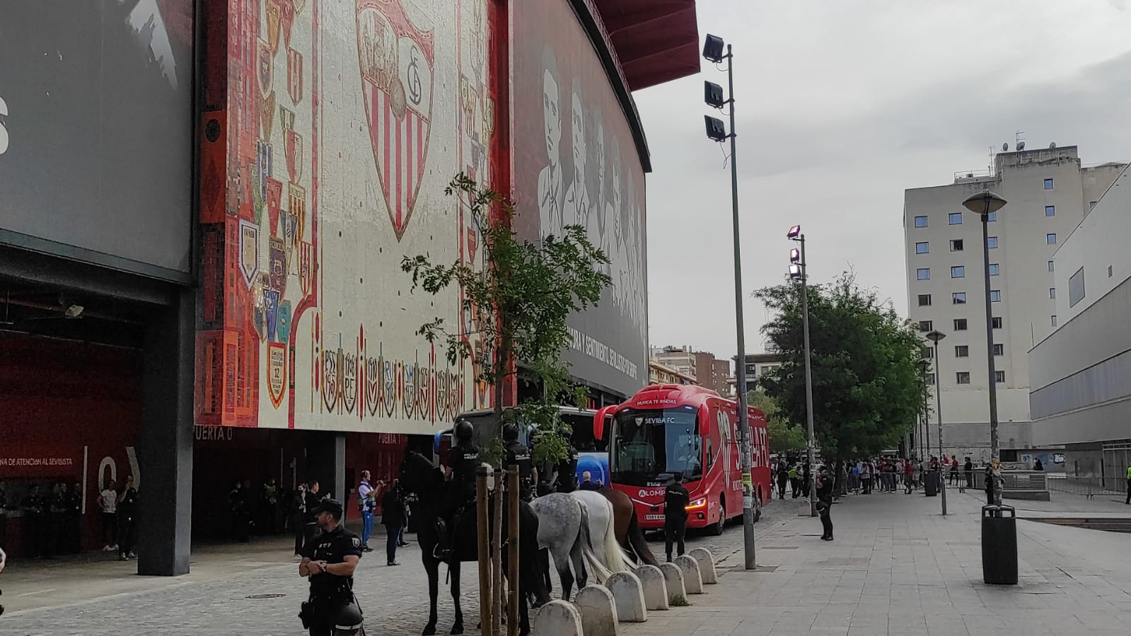 Llegada del Sevilla al Sánchez-Pizjuán.
