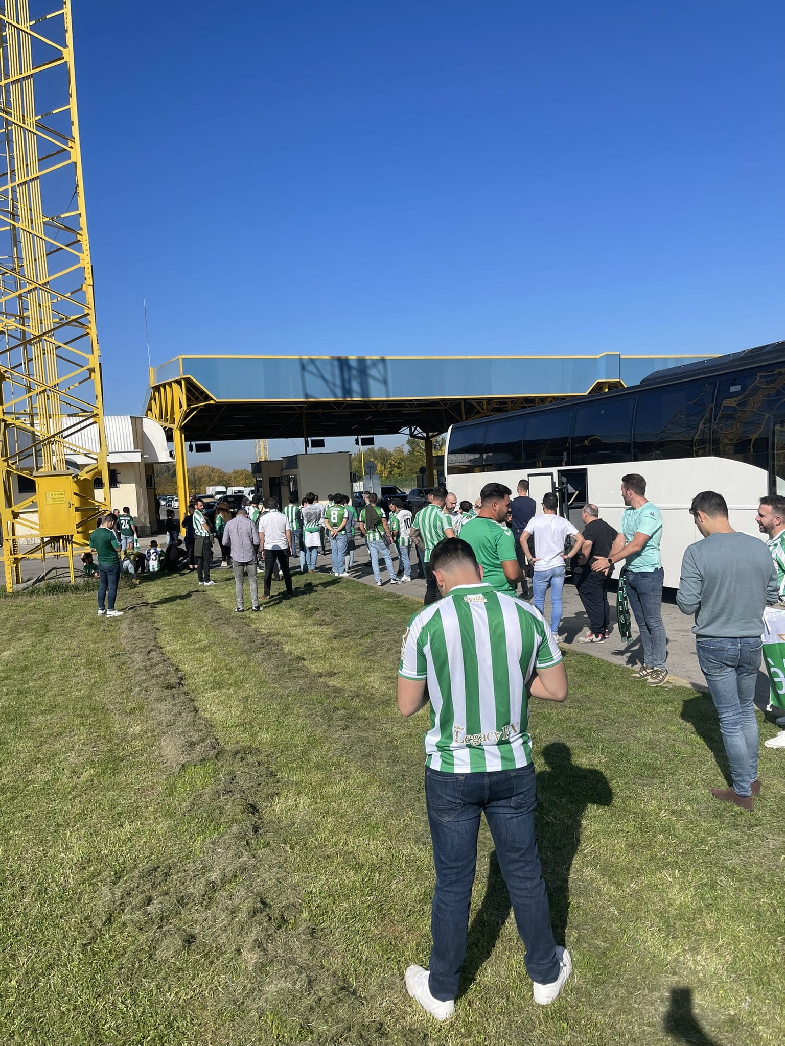 Los béticos retenidos en la frontera (Foto: Javi García)