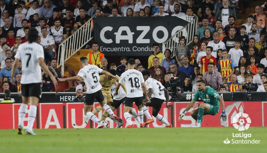 La defensa del Valencia y Mamardashvili, durante el Valencia-Barcelona (Foto: LaLiga).