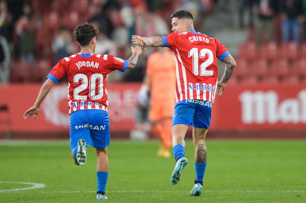 Cristo celebra su gol al Albacete con Jordan Carrillo (Foto: Sporting de Gijón).