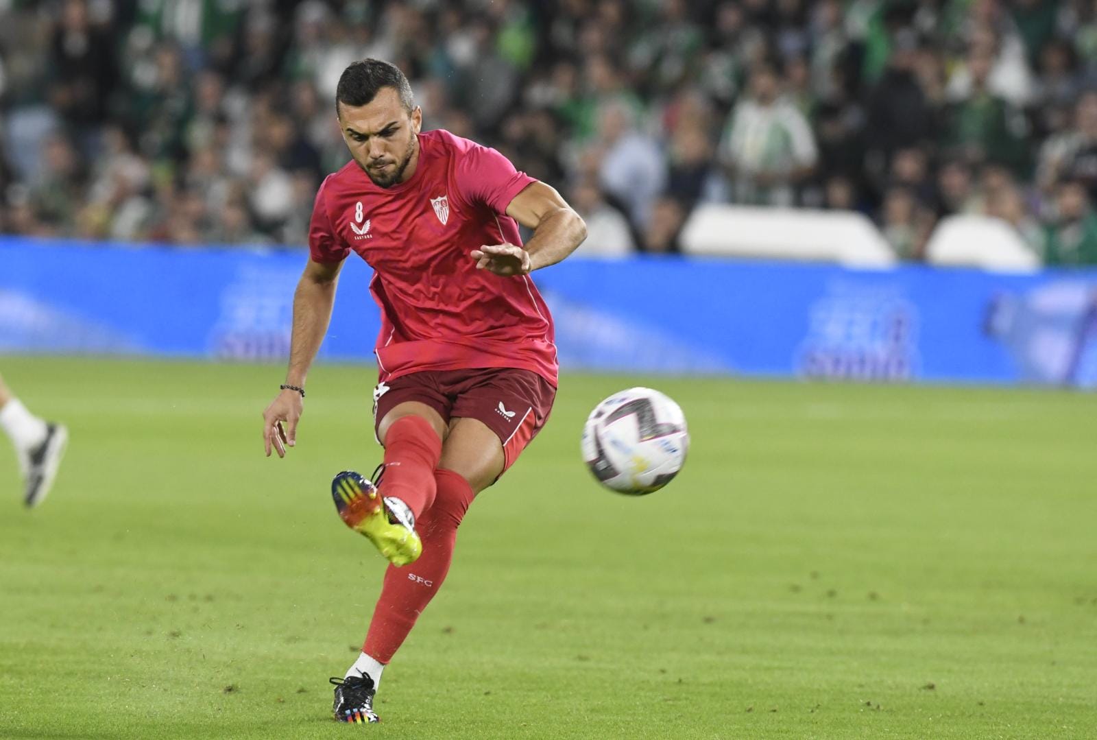 Joan Jordán, en el calentamiento del derbi (Foto: Kiko Hurtado).