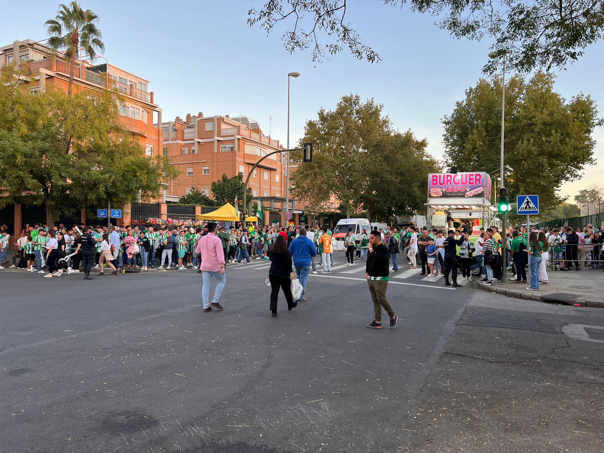 La afición del Betis ya espera la salida de sus jugadores.