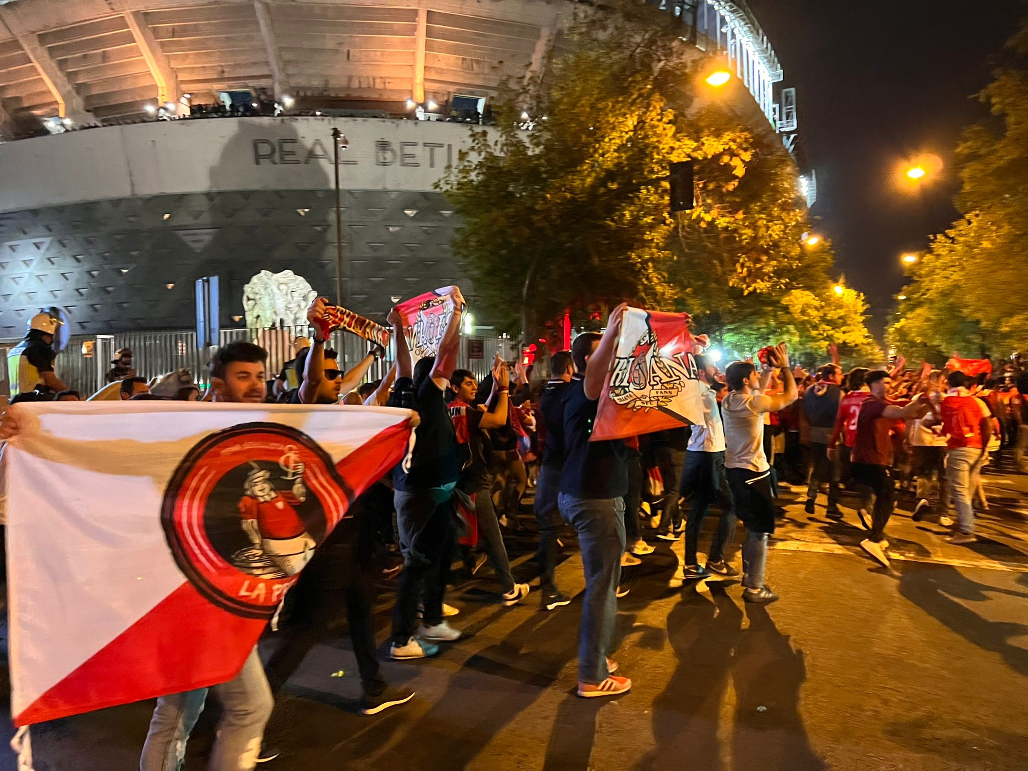 Los aficionados del Sevilla llegan al Benito Villamarín.