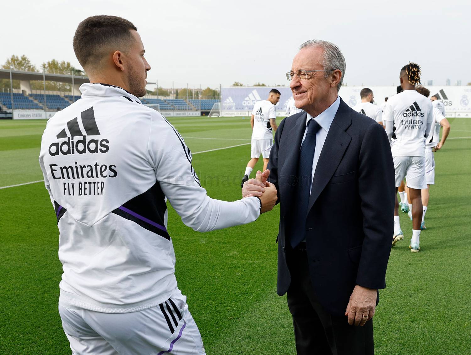 Florentino Pérez saluda a Hazard en el entrenamiento del Real Madrid (Foto: RMCF).