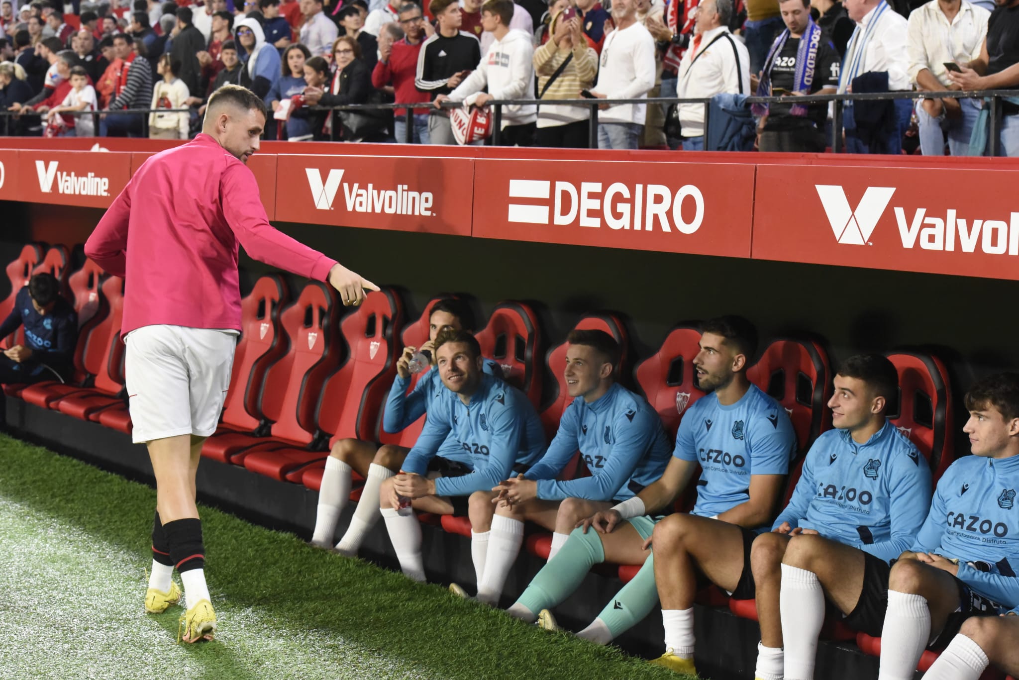 Januzaj saluda al banquillo de la Real Sociedad ante el Sevilla (Foto: Kiko Hurtado).