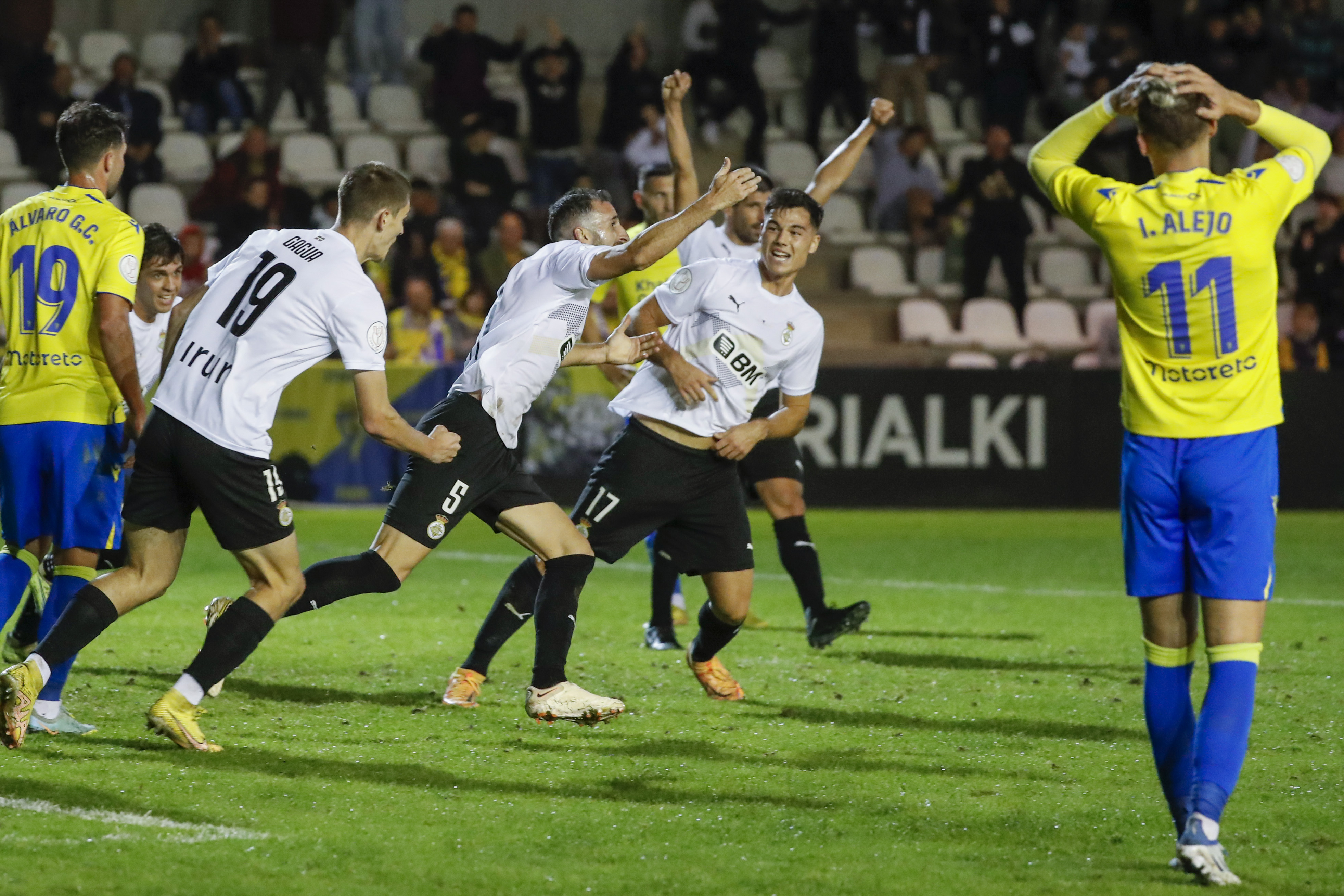 El Real Unión de Irún celebra el gol de la victoria ante el Cádiz. 