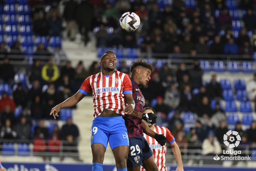 Juan Otero lucha un balón durante el Huesca-Sporting (Foto: LaLiga).