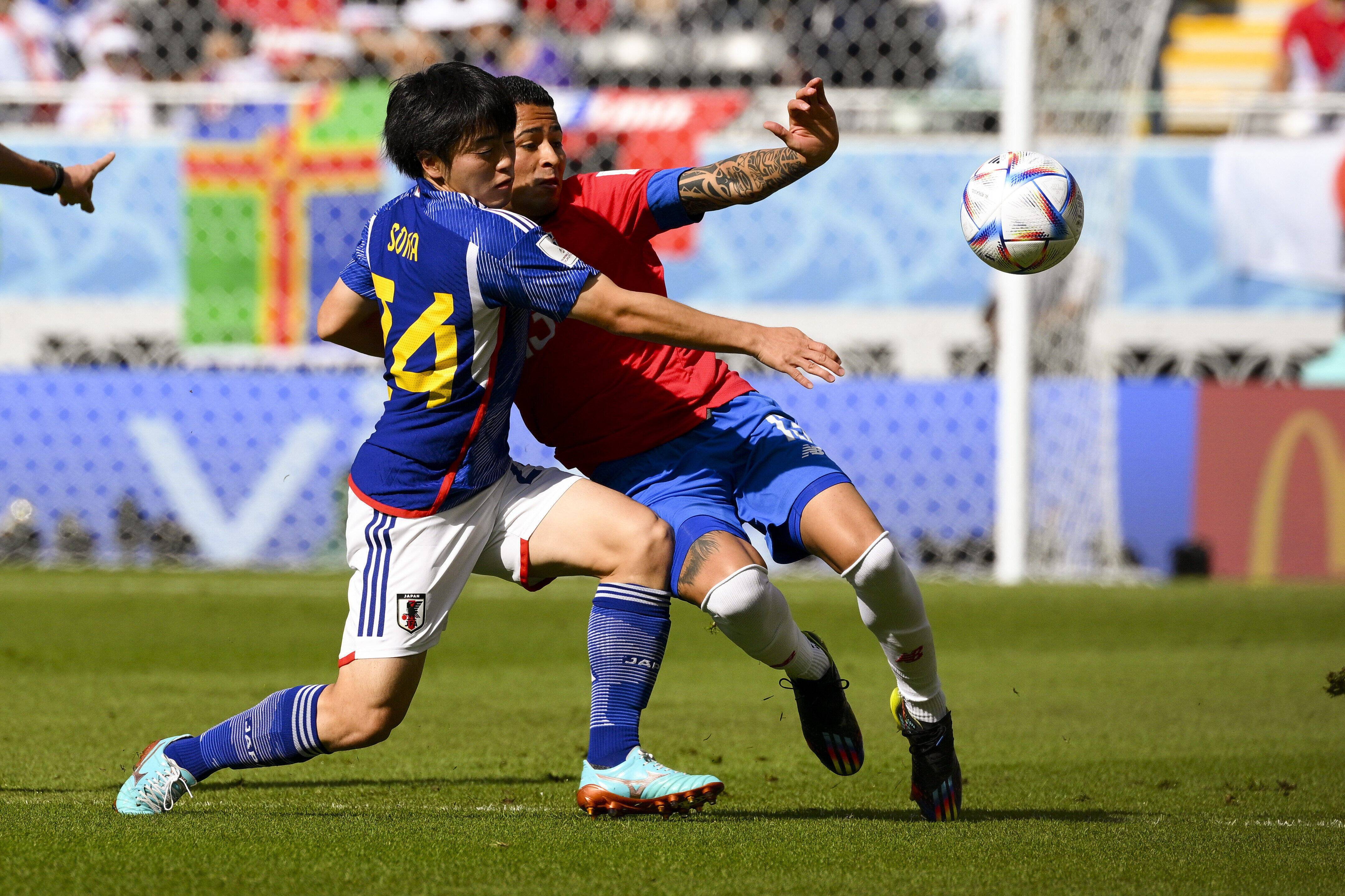 Yuki Soma y Gerson Torres pelean por un balón en el Japón-Costa Rica (Foto: Cordon Press). 
