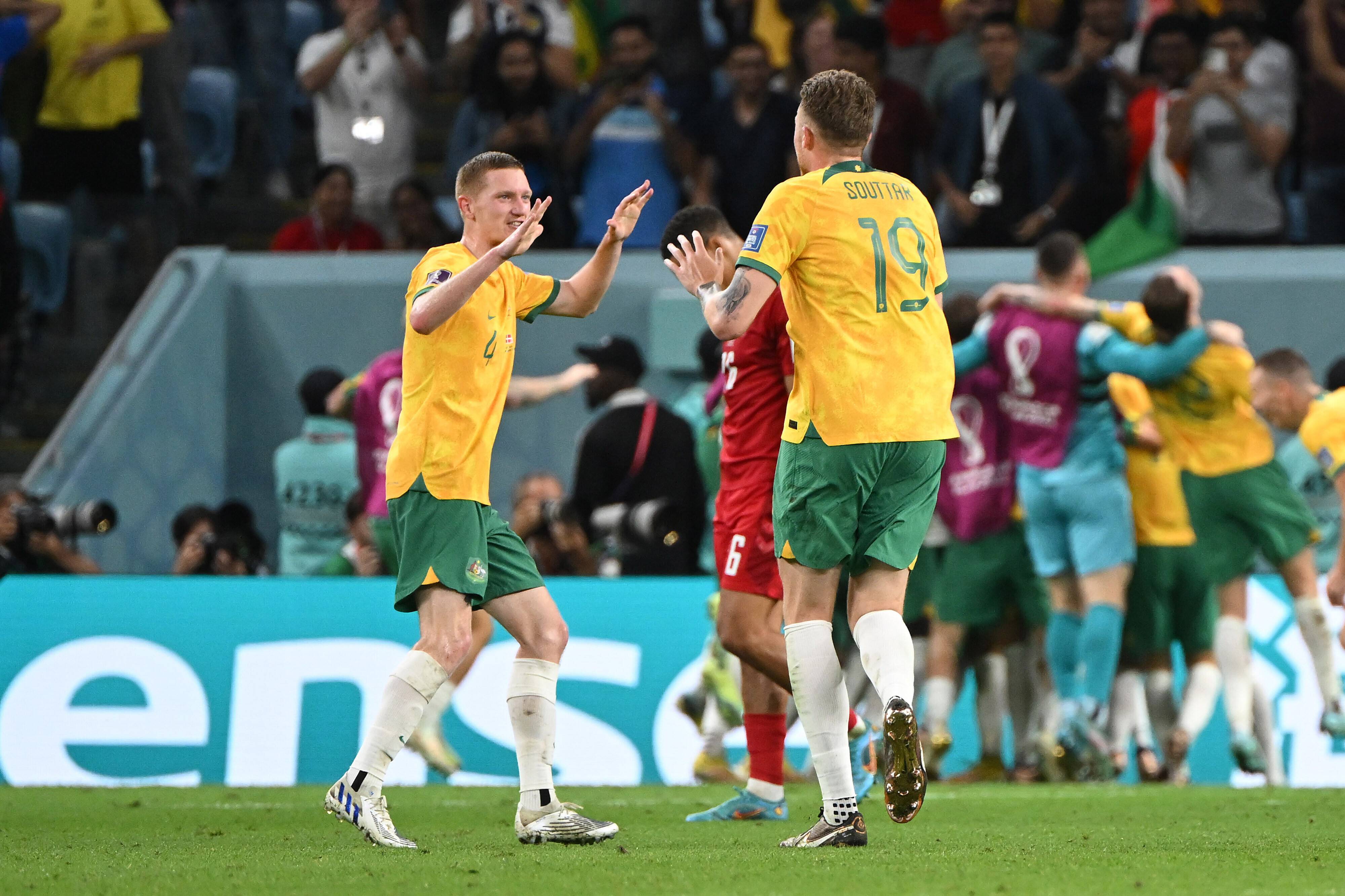 Australia celebra el gol de Leckie a Dinamarca en el Mundial de Qatar (Foto: Cordon Press).