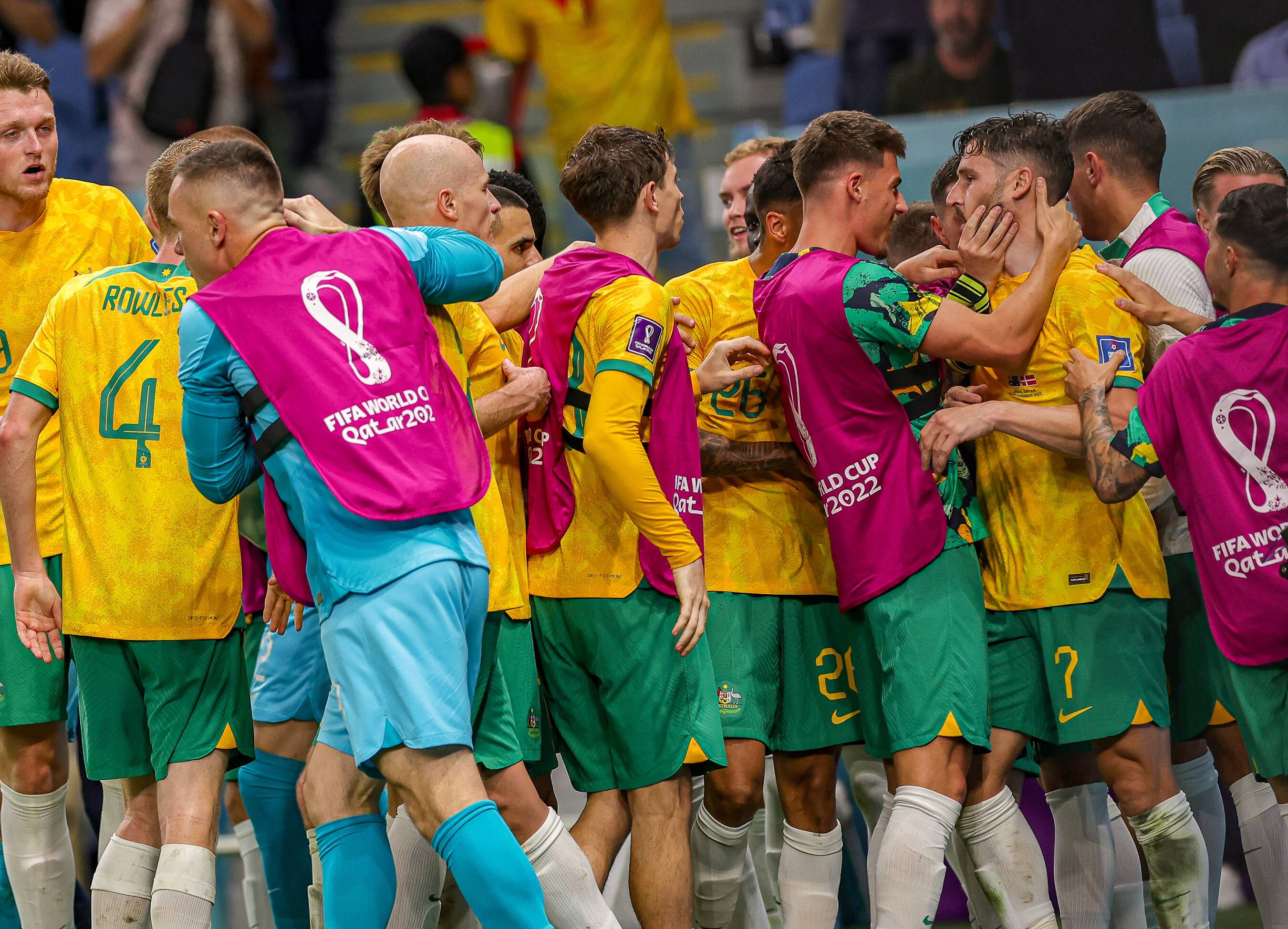 Australia celebra el gol de Leckie a Dinamarca en el Mundial de Qatar (Foto: Cordon Press).