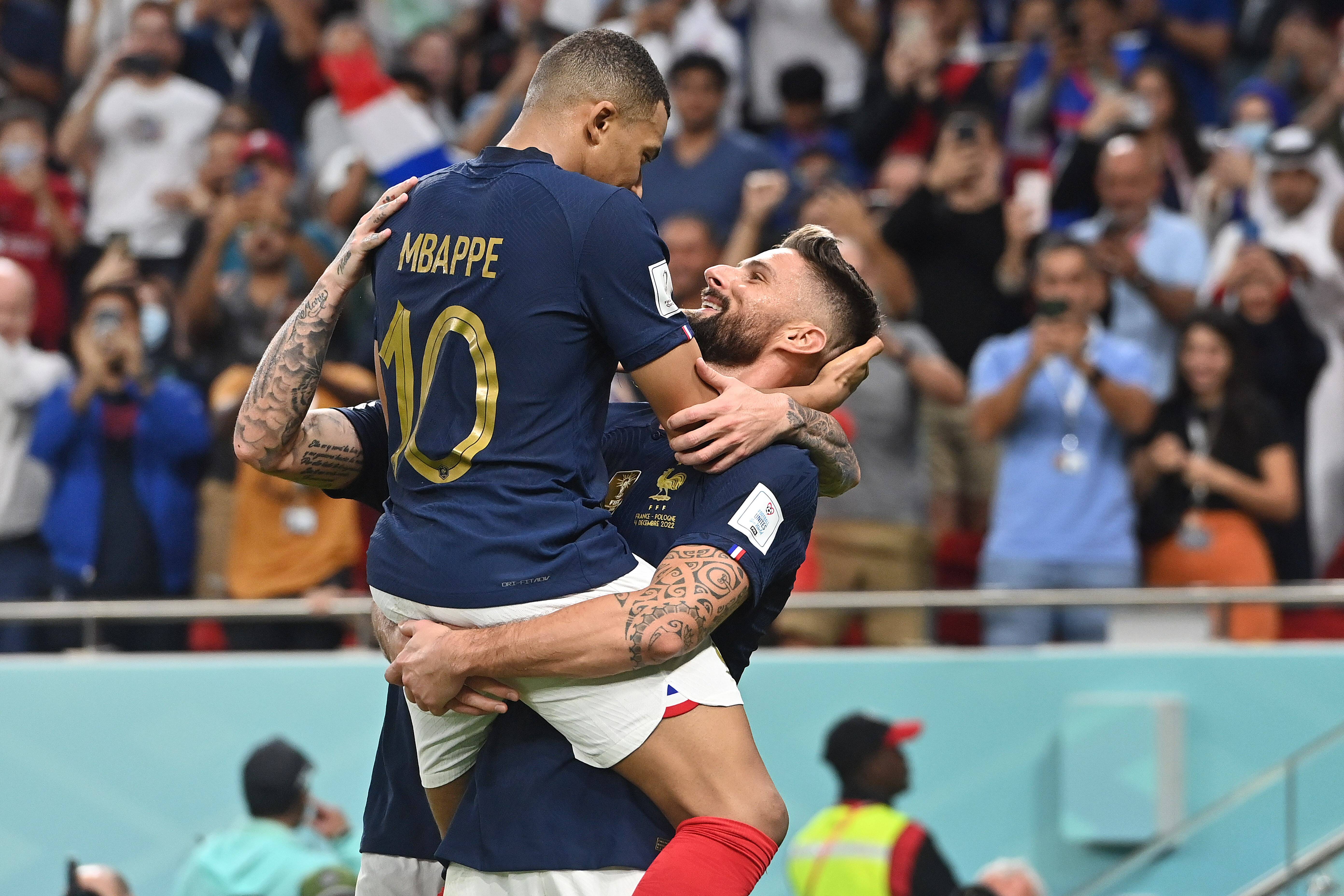 Giroud y Mbappé celebran un gol ante Polonia (Foto: Cordon Press)