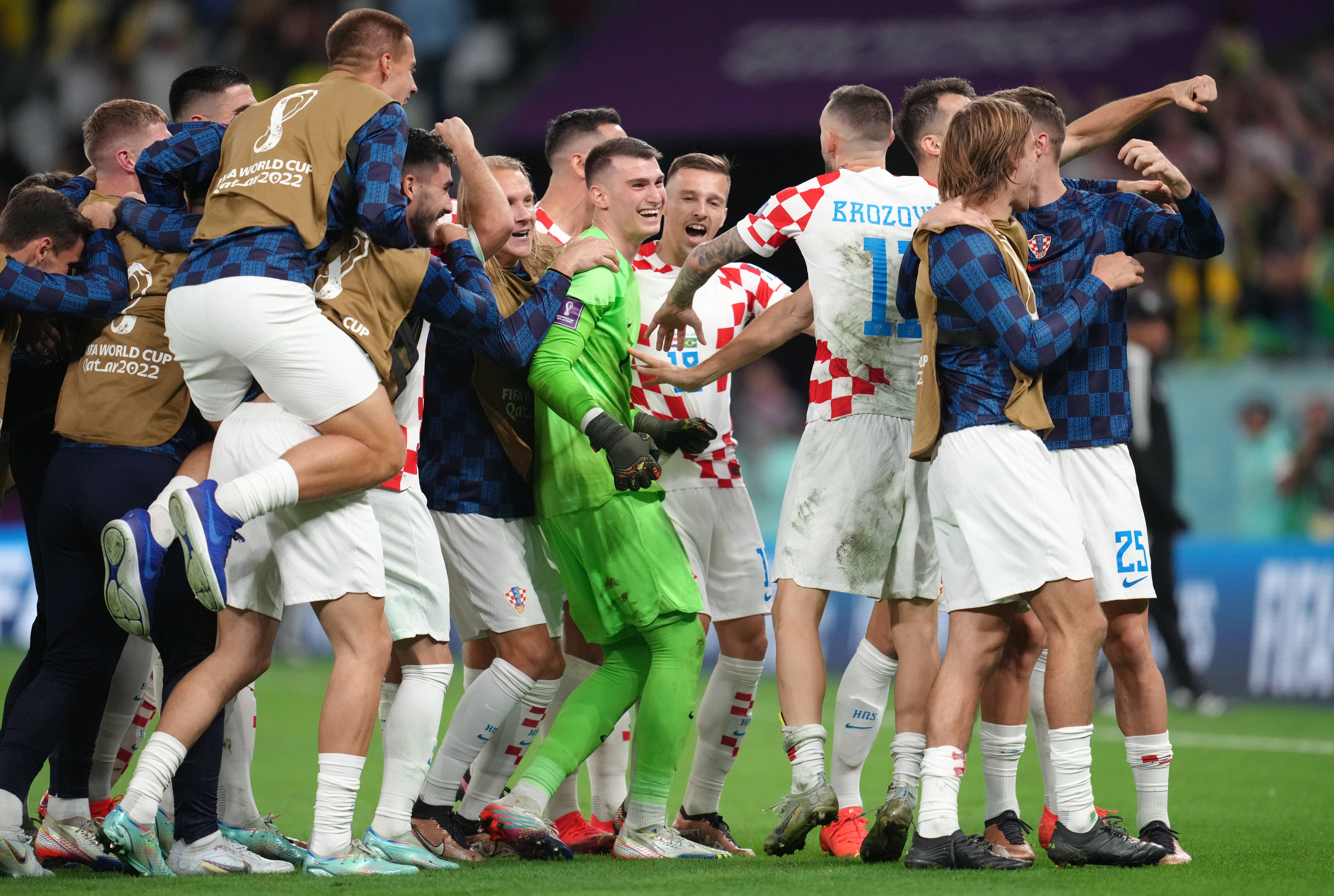 Livakovic y Croacia celebran su triunfo ante Brasil en cuartos del Mundial (Foto: Cordon Press).