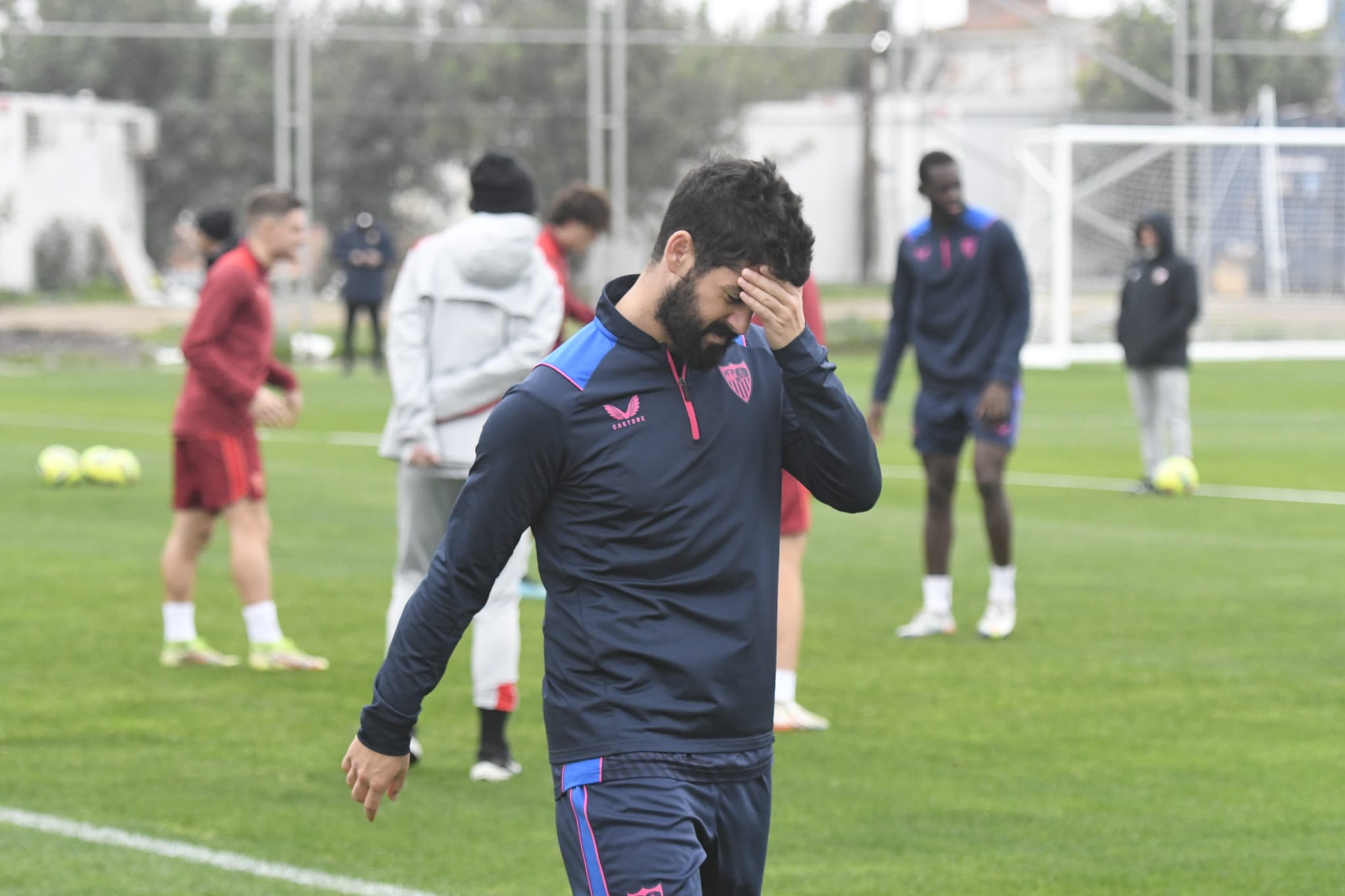 Isco se retira del entrenamiento del Sevilla (Foto: Kiko Hurtado).