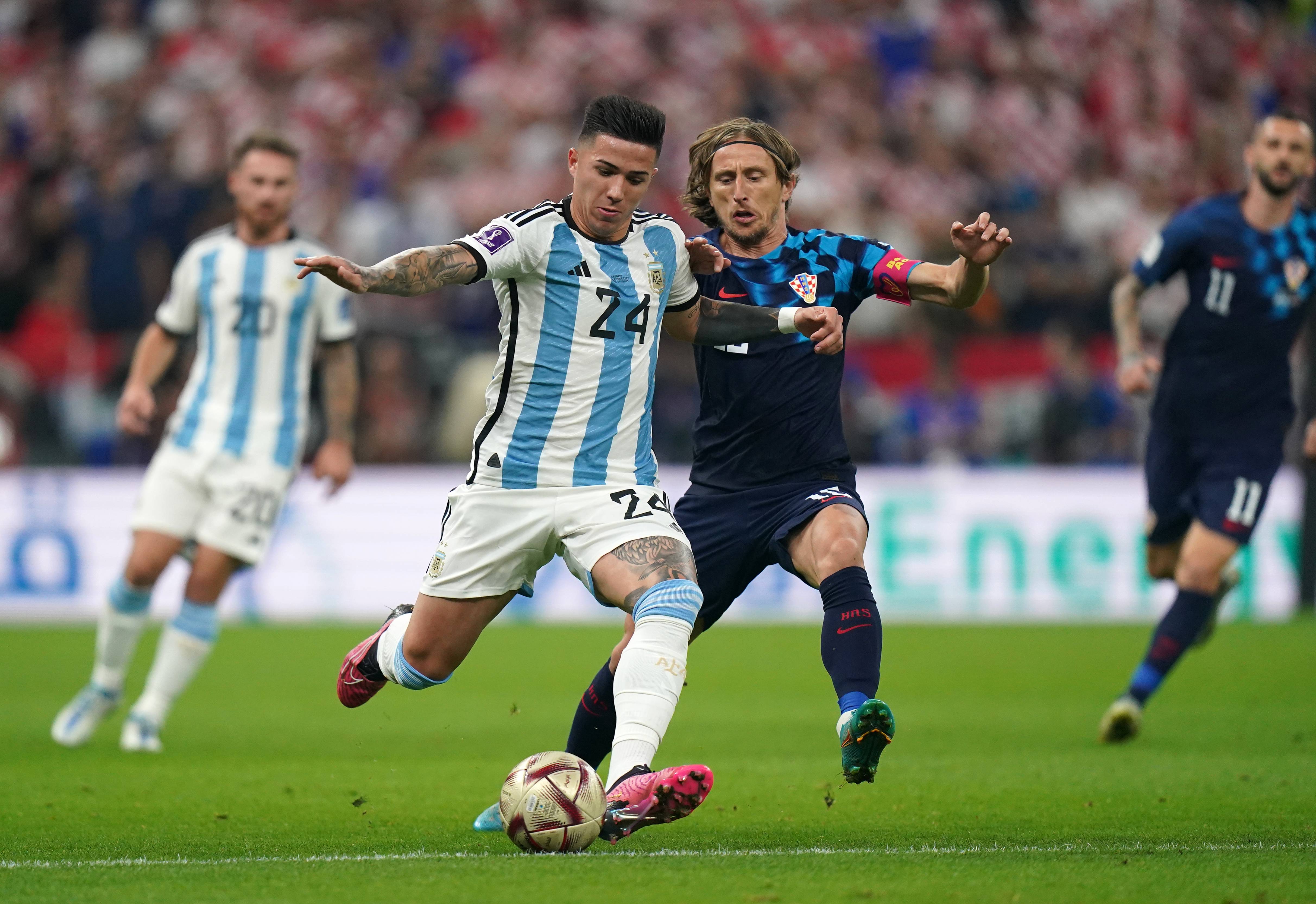 Enzo Fernández, ante Luka Modric (Foto: Cordon Press).