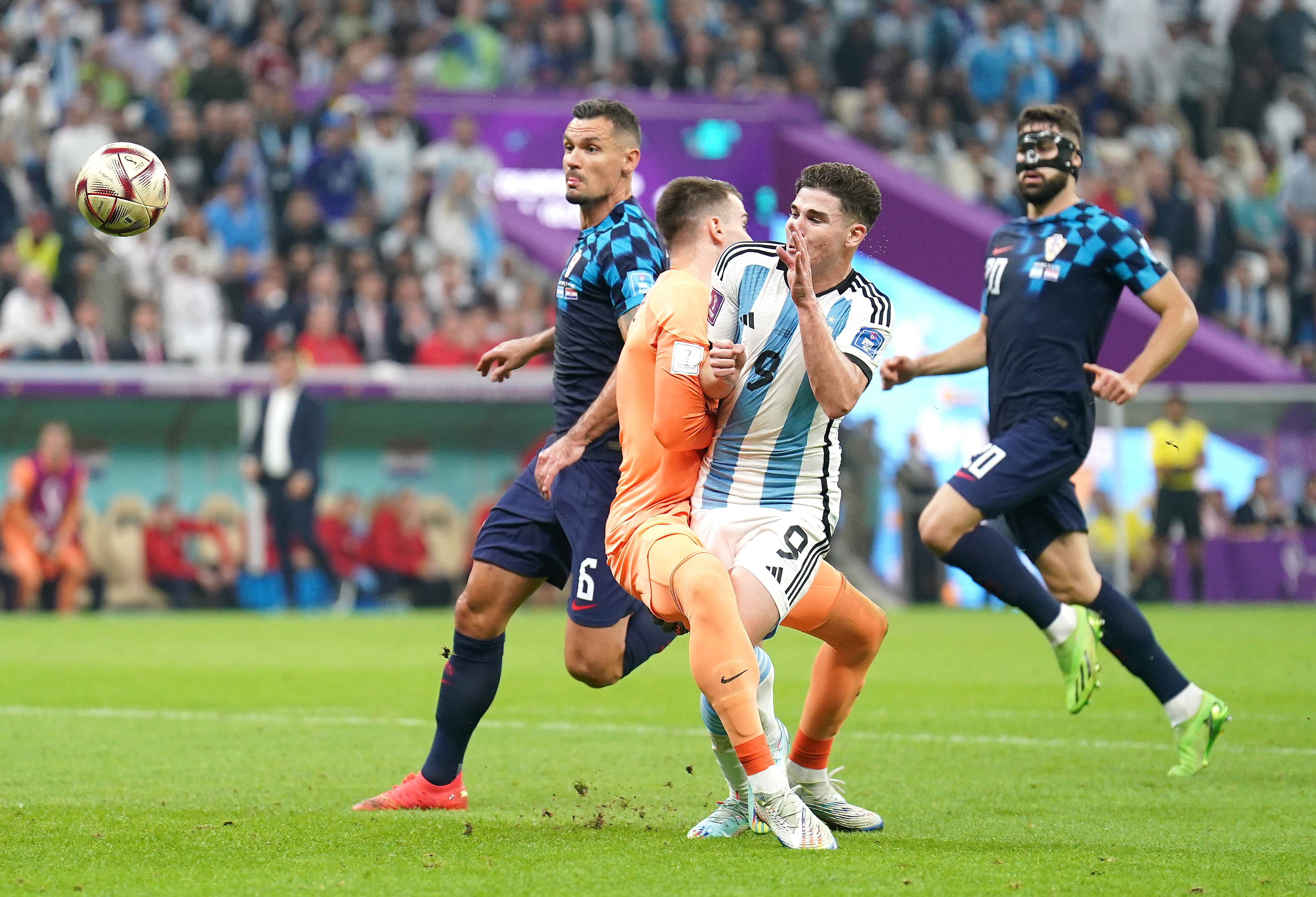 Penalti de Livakovic a Julián Álvarez en el Argentina-Croacia del Mundial de Qatar (FOTO: Cordón