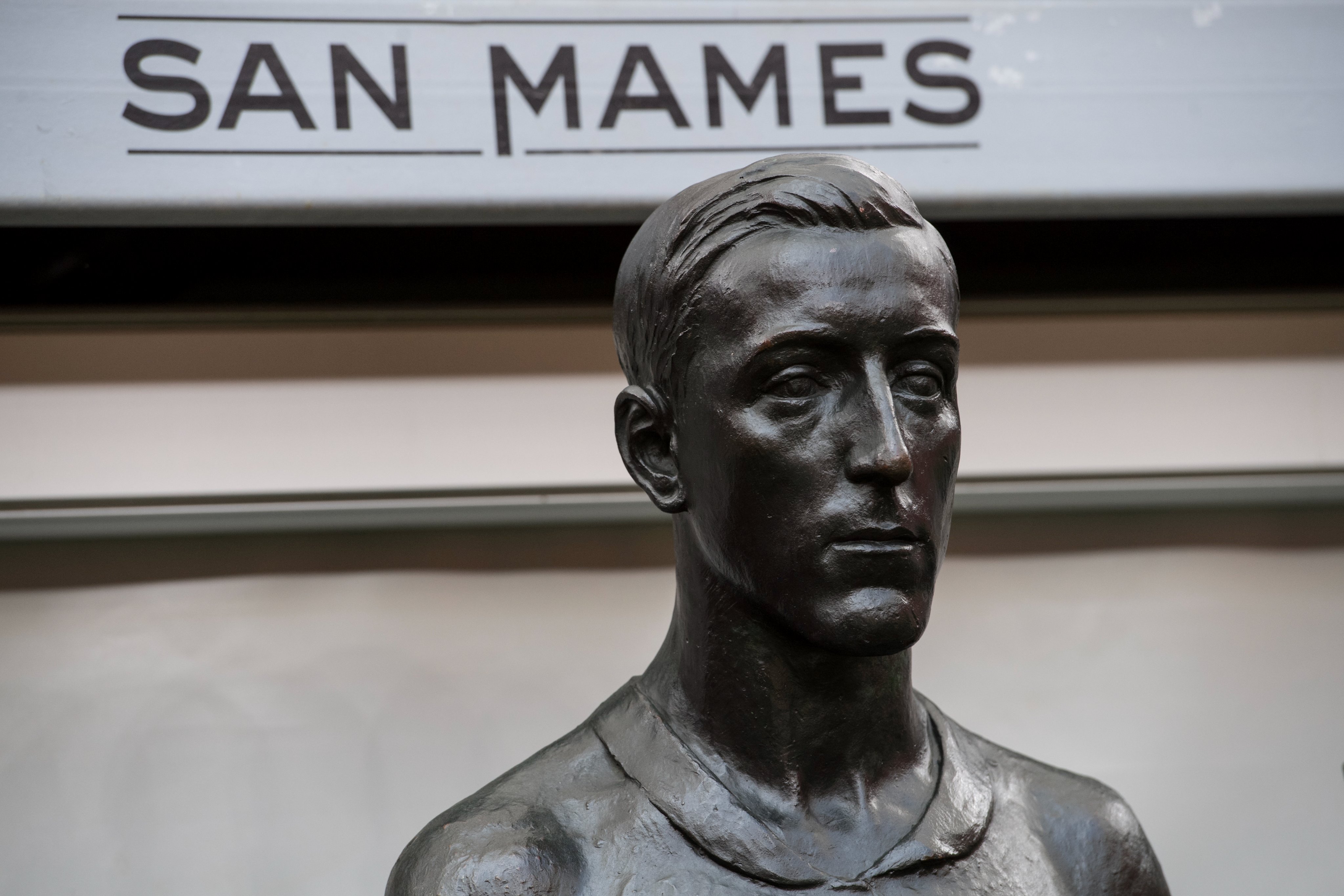 El busto de Pitxitxi reina en el campo de San Mamés (Foto: Athletic Club).