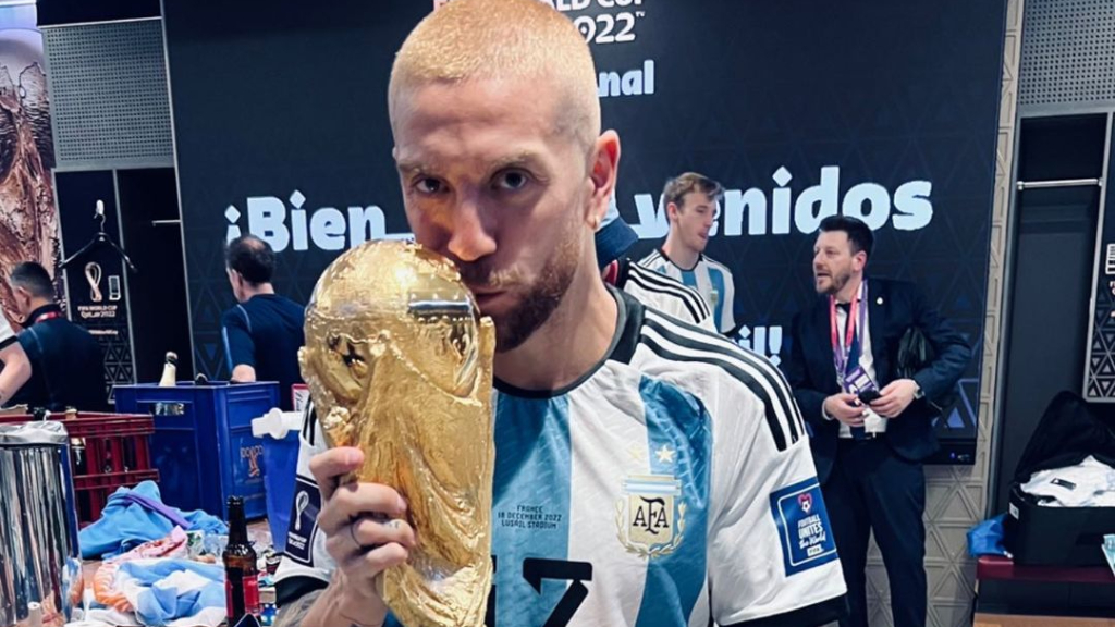 El Papu Gómez besando la Copa del Mundo en el vestuario. (Instagram: papugomez_official)
