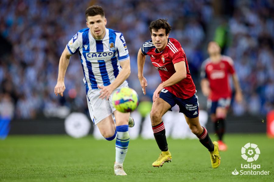 Imanol Alguacil y Jagoba Arrasate se saludan en la previa del partido entre la Real Sociedad y Osas