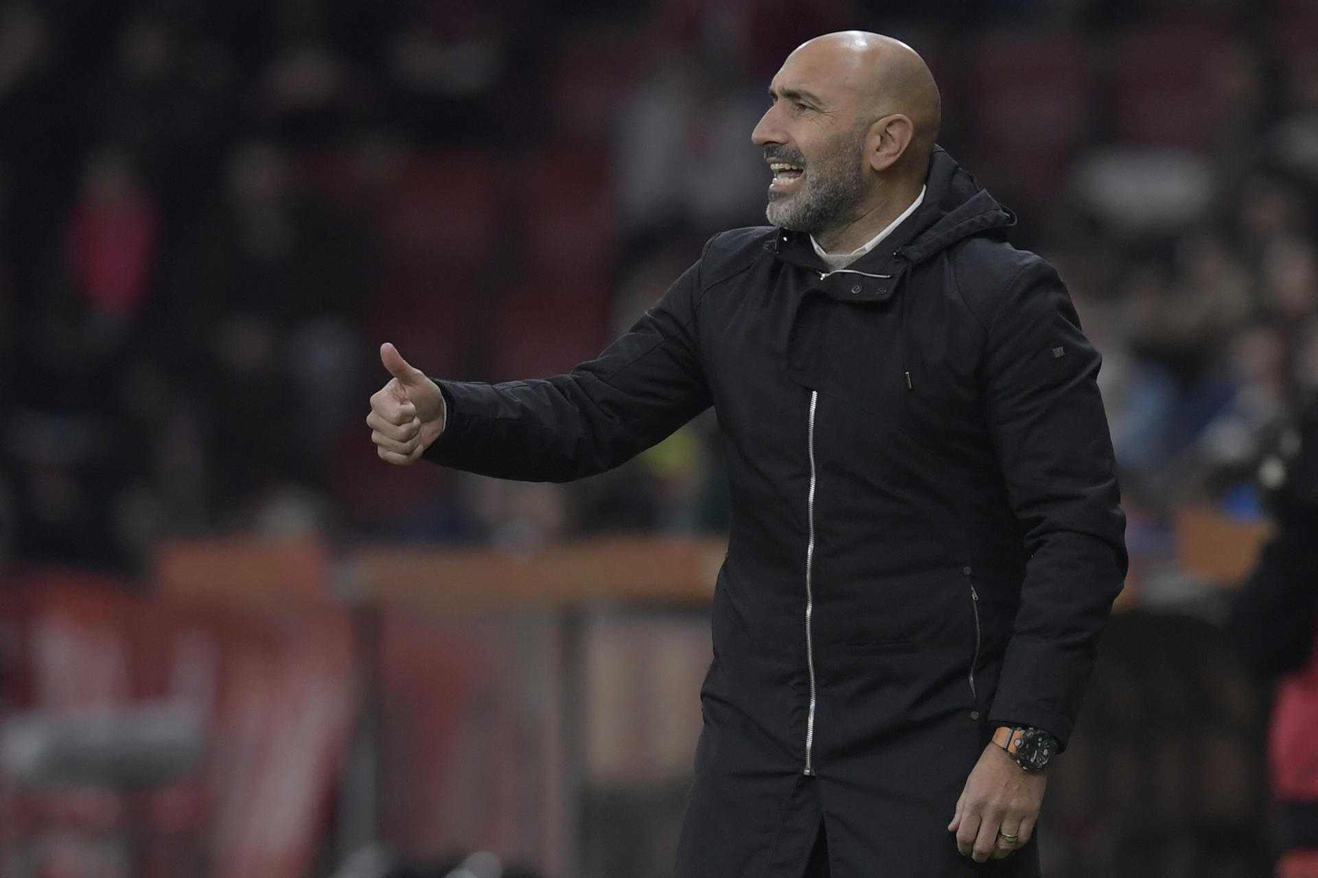 Abelardo da instrucciones en el Sporting-Rayo de Copa del Rey (Foto: EFE).