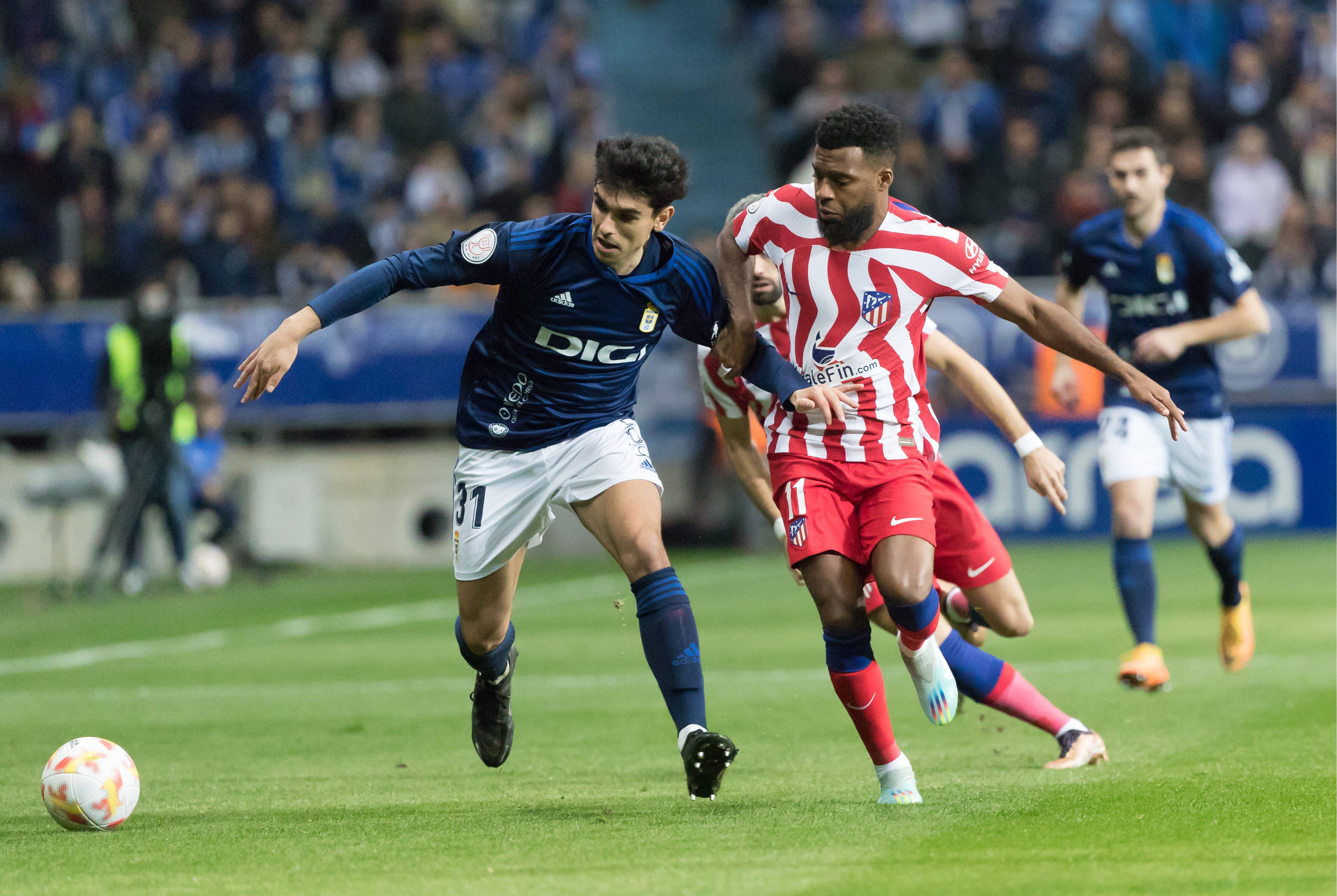 Mangel defiende ante Lemar en el Real Oviedo-Atlético de Copa del Rey (Foto: CordonPress).