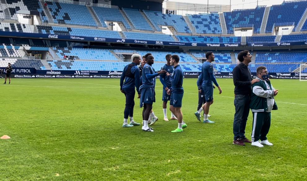 Appiah saluda a sus compañeros durante el entrenamiento a puerta abierta.