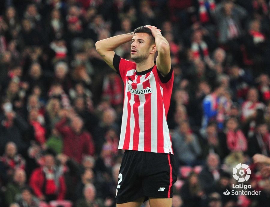 Gorka Guruzeta se lamenta ante Osasuna en San Mamés (Foto: LaLiga).