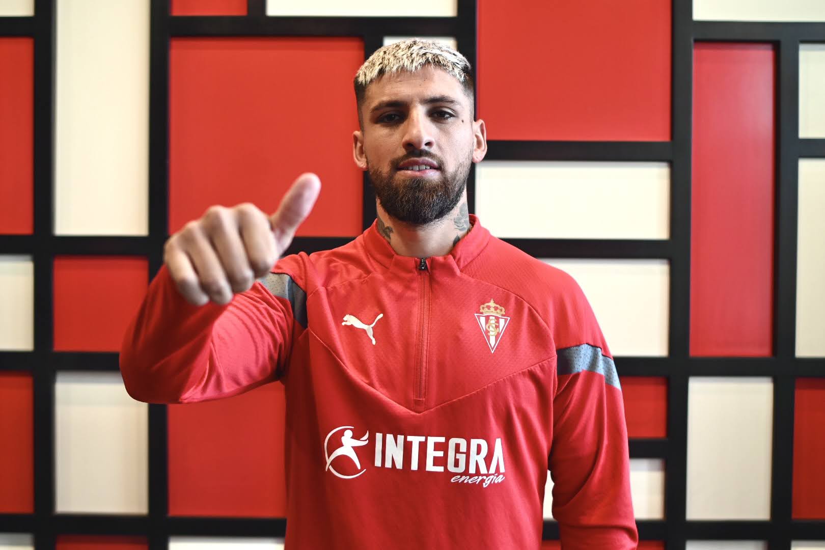 Jeraldino posa como nuevo futbolista rojiblanco. (Foto: Sporting de Gijón)