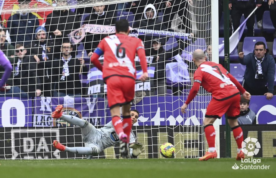 Jordi Masip detiene el penalti de Isi en el Real Valladolid-Rayo Vallecano (Foto: LaLiga).