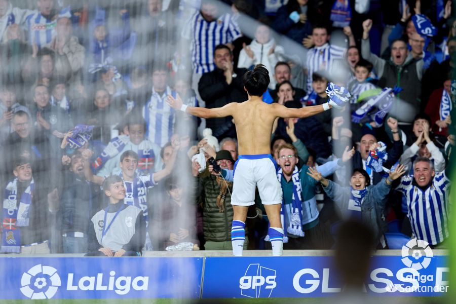 Kubo celebra su gol al Athletic con la afición de la Real Sociedad (Foto: LaLiga).