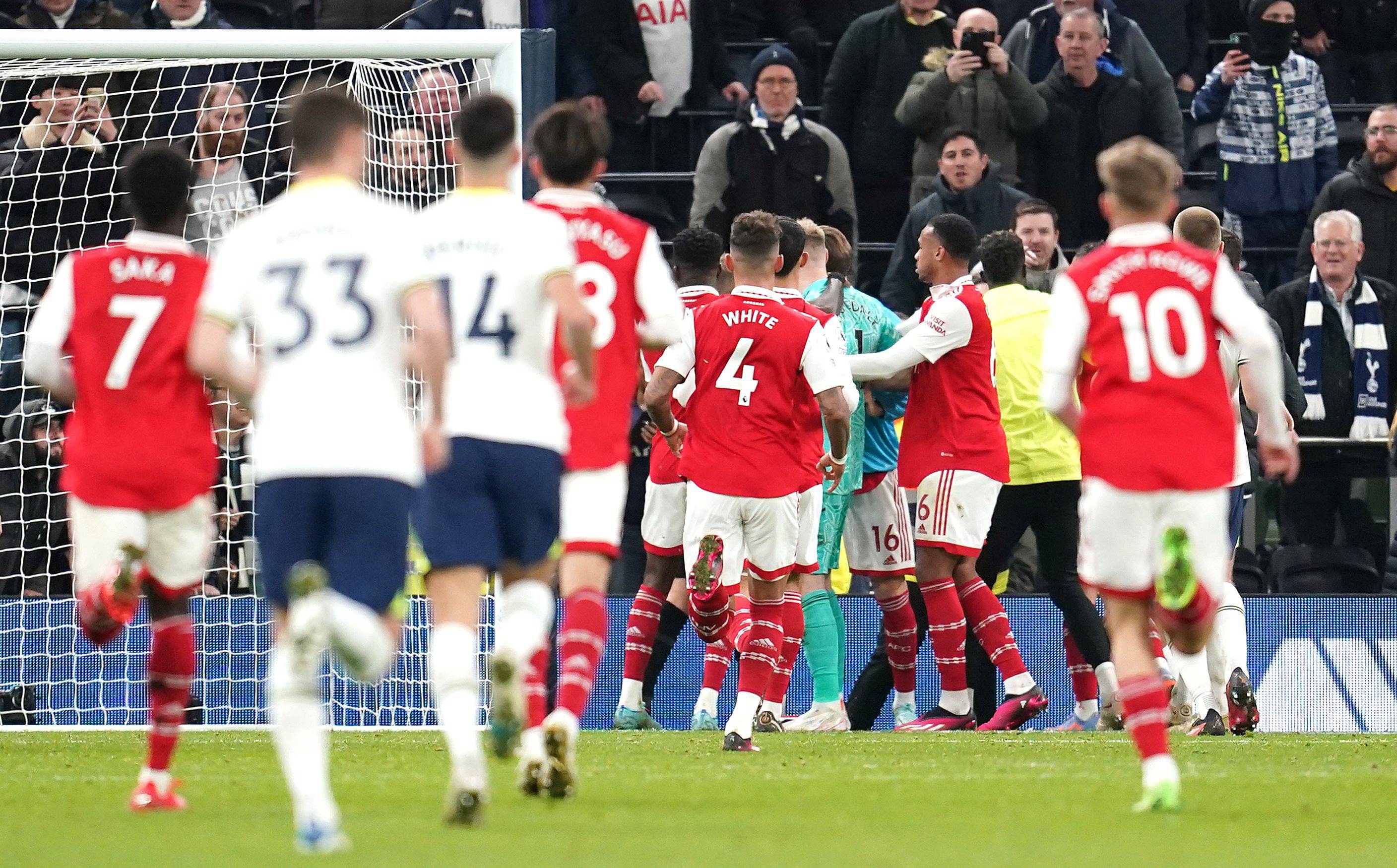 El lío con el portero del Arsenal en el duelo ante el Tottenham (Foto: Cordon Press). 