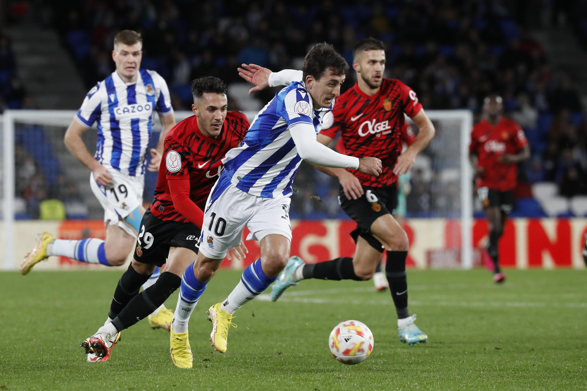 Oyarzabal avanza con el balón en el Real Sociedad-Mallorca de Copa (Foto: EFE).