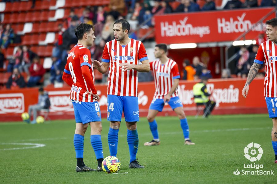 Izquierdoz y Pedro Díaz, durante el Sporting-Zaragoza (Foto: LaLiga).