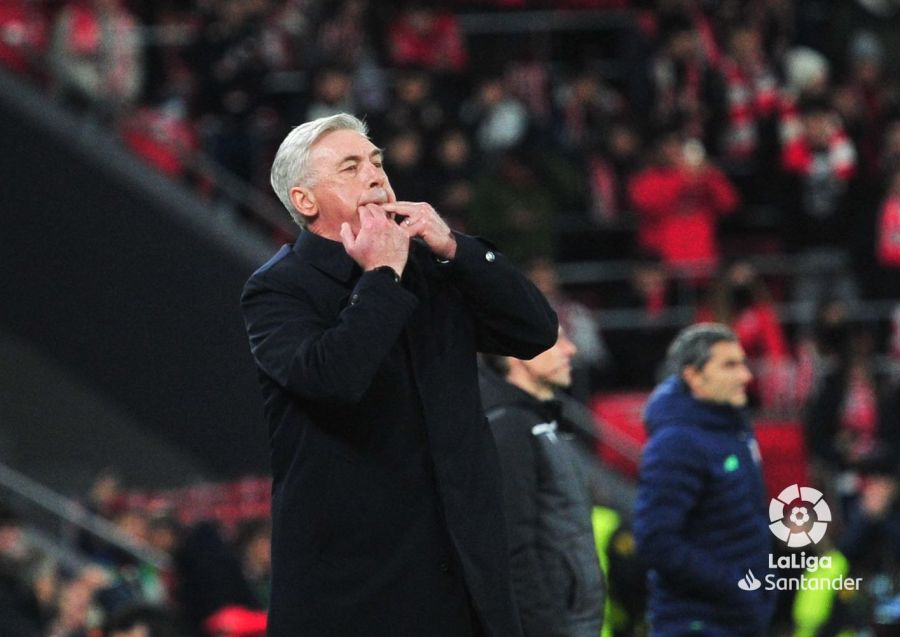 Ancelotti silba para llamar la atención a sus jugadores (Foto: LaLiga). 