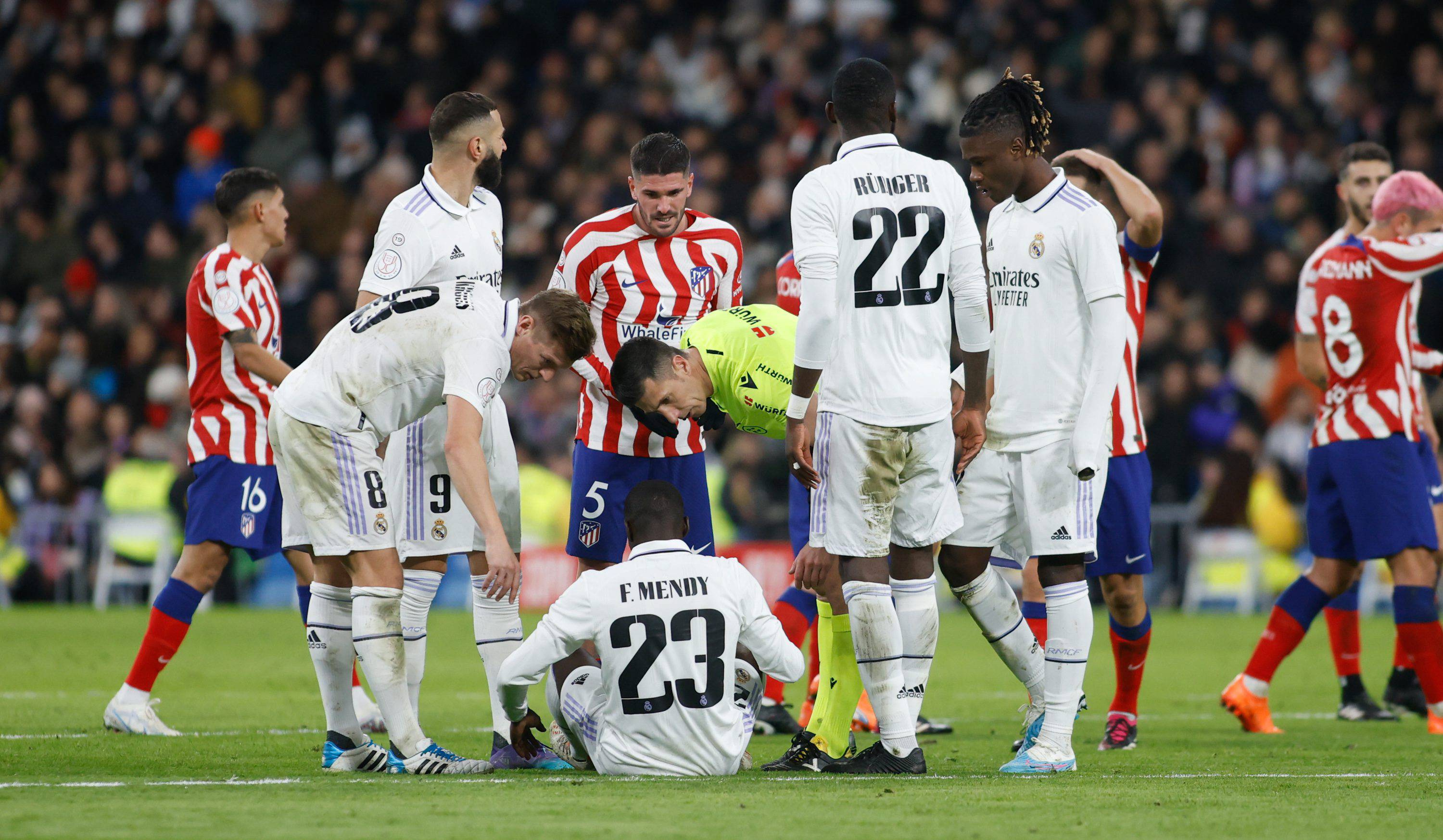 Lesión de Mendy en el Real Madrid-Atlético (FOTO: Cordón Press).