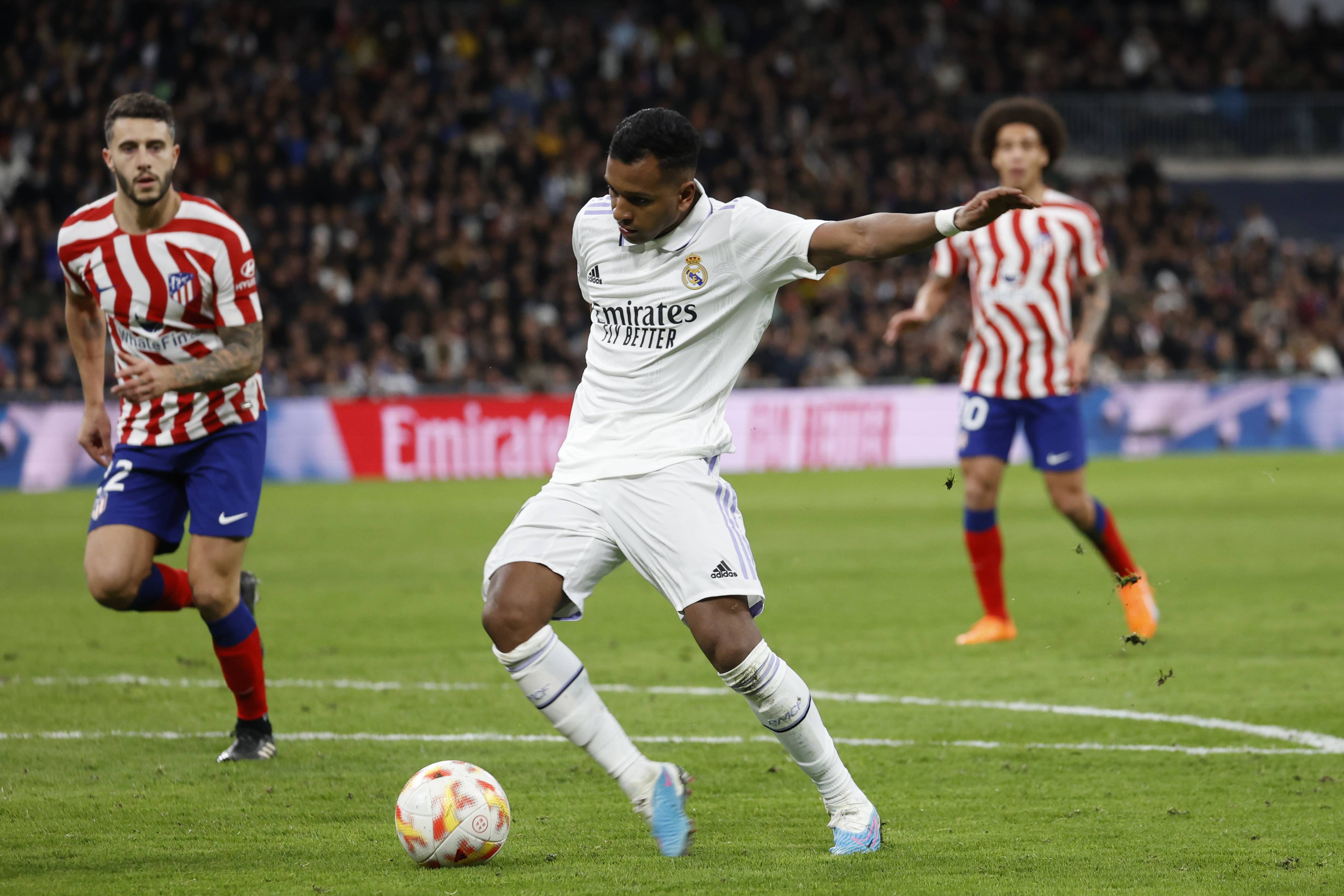 Rodrygo controla el balón en el Real Madrid-Atlético (FOTO: Cordón Press).