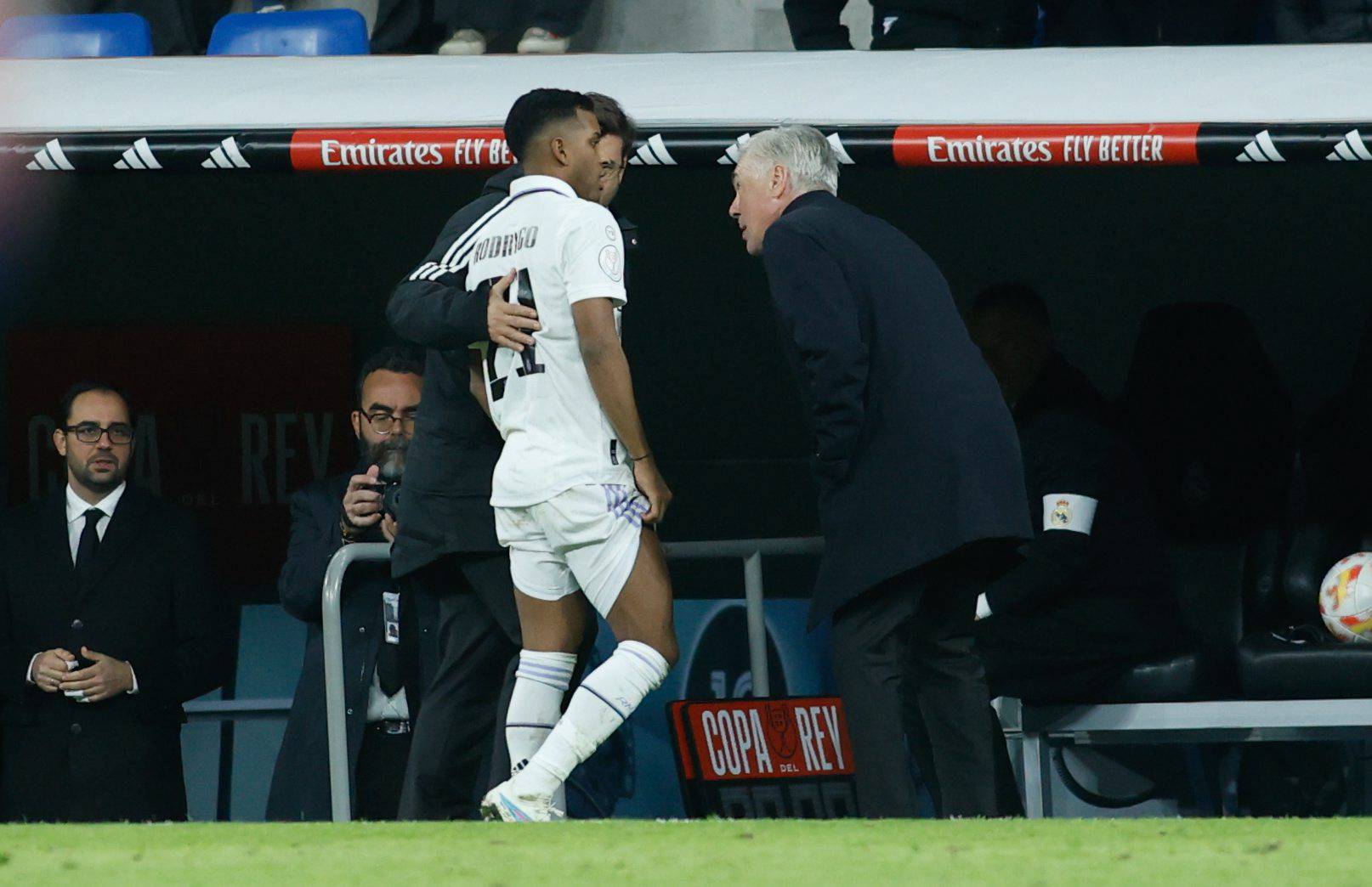 Ancelotti charla con Rodrygo tras lesioanrse en el Real Madrid-Atlético de Copa (Foto: Cordon Pres