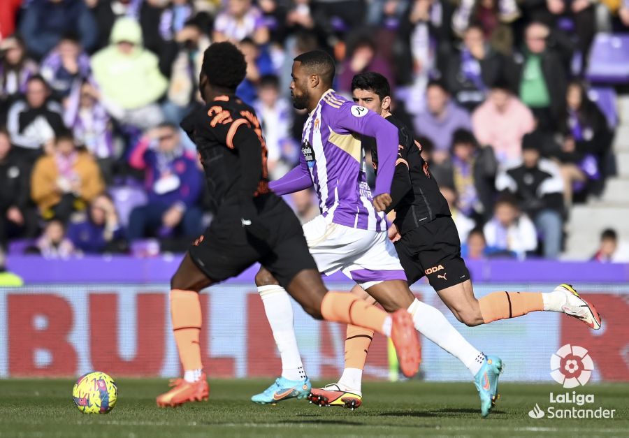 Cyle Larin, antes de su gol en el Real Valladolid - Valencia (Foto: LaLiga).