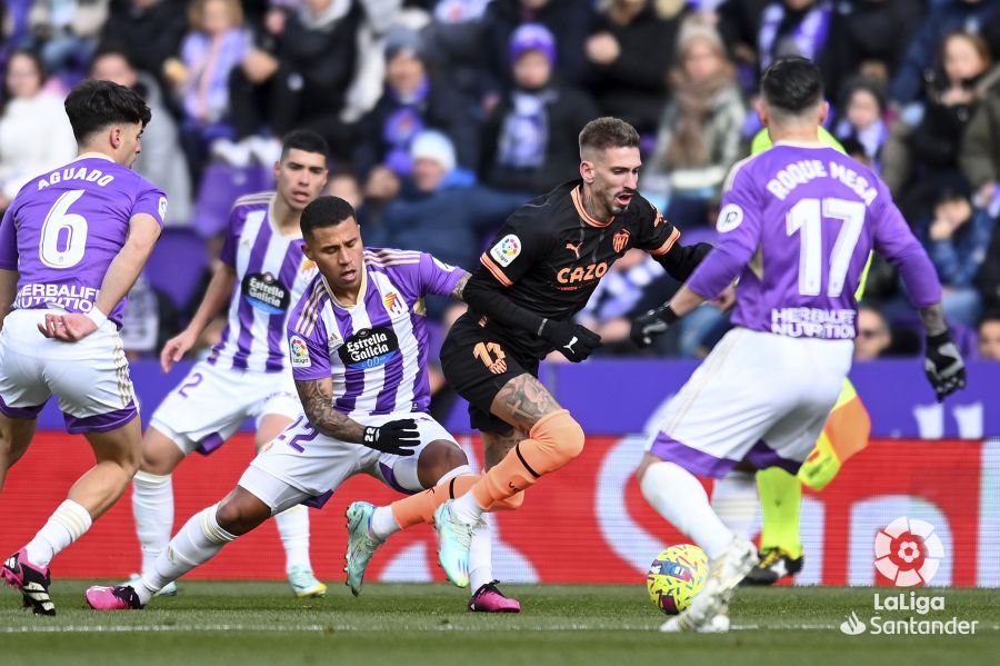 Darwin Machís presiona a Samu Castillejo durante el Real Valladolid - Valencia (Foto: LaLiga).